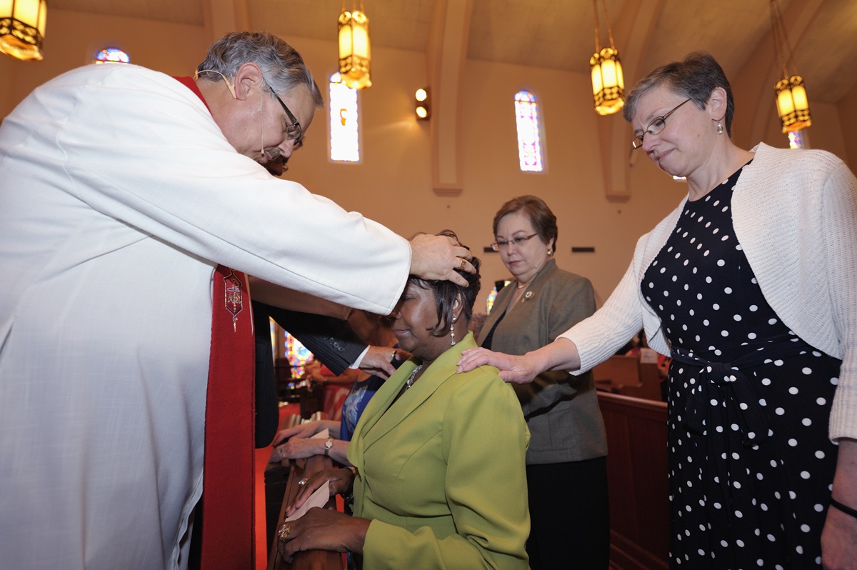 Eva Gunnings est commandé comme une diaconesse Méthodiste Unie par l'évêque Bruce Ough, accompagné d'Harriett Olson (à droite), le chef de la Division des femmes, et Inelda Gonzalez, le président de femmes méthodistes Unies. Le 29 Avril la mise en service a eu lieu à Tampa, en Floride, où l'horizon 2012 Méthodiste Unie de la Conférence générale se tiendra. 