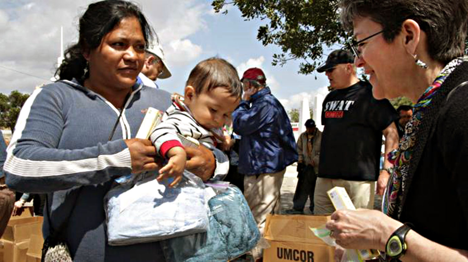 Obispos/as metodistas unidos/as asisten a familias inmigrantes, durante una experiencia de inmersión en la frontera entre EE.UU y México en mayo de 2013.