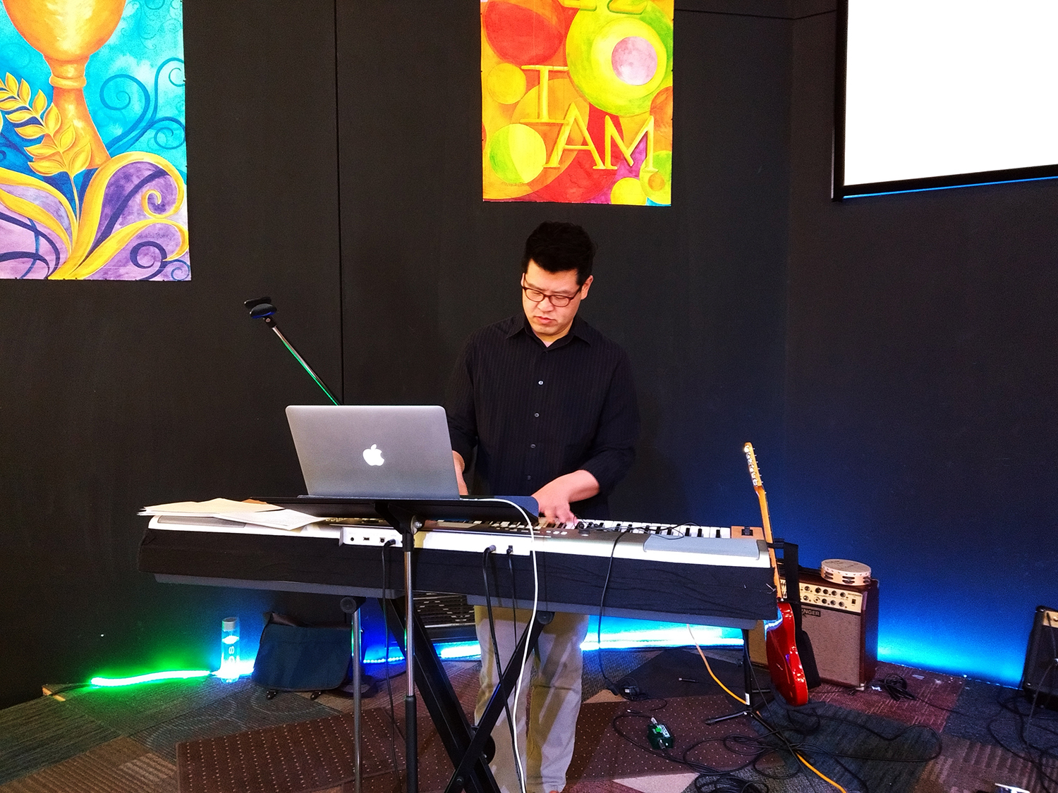 우수택 전도사가 찬양예배를 인도하고 있다. Photo by Antonio Celaya.