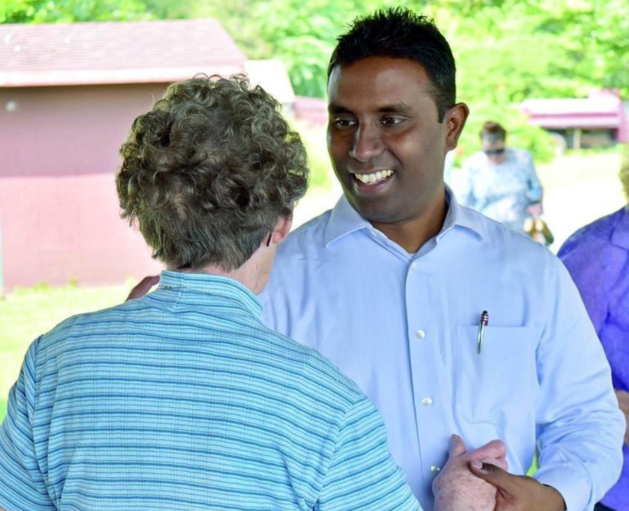 El Rev. Deepak Holkar saluda en la Iglesia Metodista Unida de Tonica en Tonica, Illinois donde es un pastor local licenciado. Holkar estudia en el Seminario Evangélico Teológico Garret con una beca de Excelencia para Liderazgo en el Clero. La ayuda financiera le ha permitido estudiar a tiempo completo para lograr su objetivo de obtener un título de Maestría en Divinidad y convertirse en un presbítero metodista unido. Foto cortesía de Deepak Holkar.