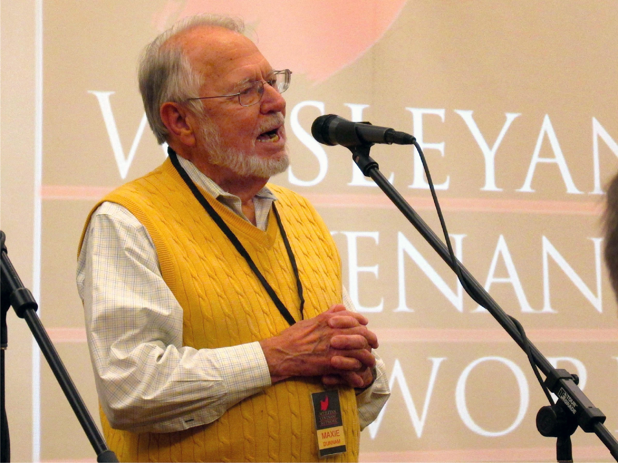 맥시 던남 목사가 2014년 아틀란타에서 열린 모임에서 발언을 하고 있다. 던남목사는 개혁과 혁신 연대를 대변하여 현재의 장정을 유지하는 입장에서 개정안을 제출하였다. 그와 몇몇 사람들은 동성애에 관한 현재의 교회 입장을 유지하는 선에서의 약간의 개정을 지지한다. 사진 제공: 스티브 비어드(Steve Beard)/굿뉴스 매거진(Good News Magazine).