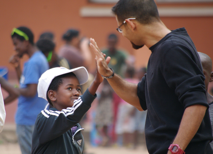 Jecssie Santiago (derecha) uno de los misioneros de la Conferencia Anual de Florida jugando con los niños durante el programa de recreación semanal que ofrece la misión. Foto: Rev. Gustavo Vasquez, Noticias MU.