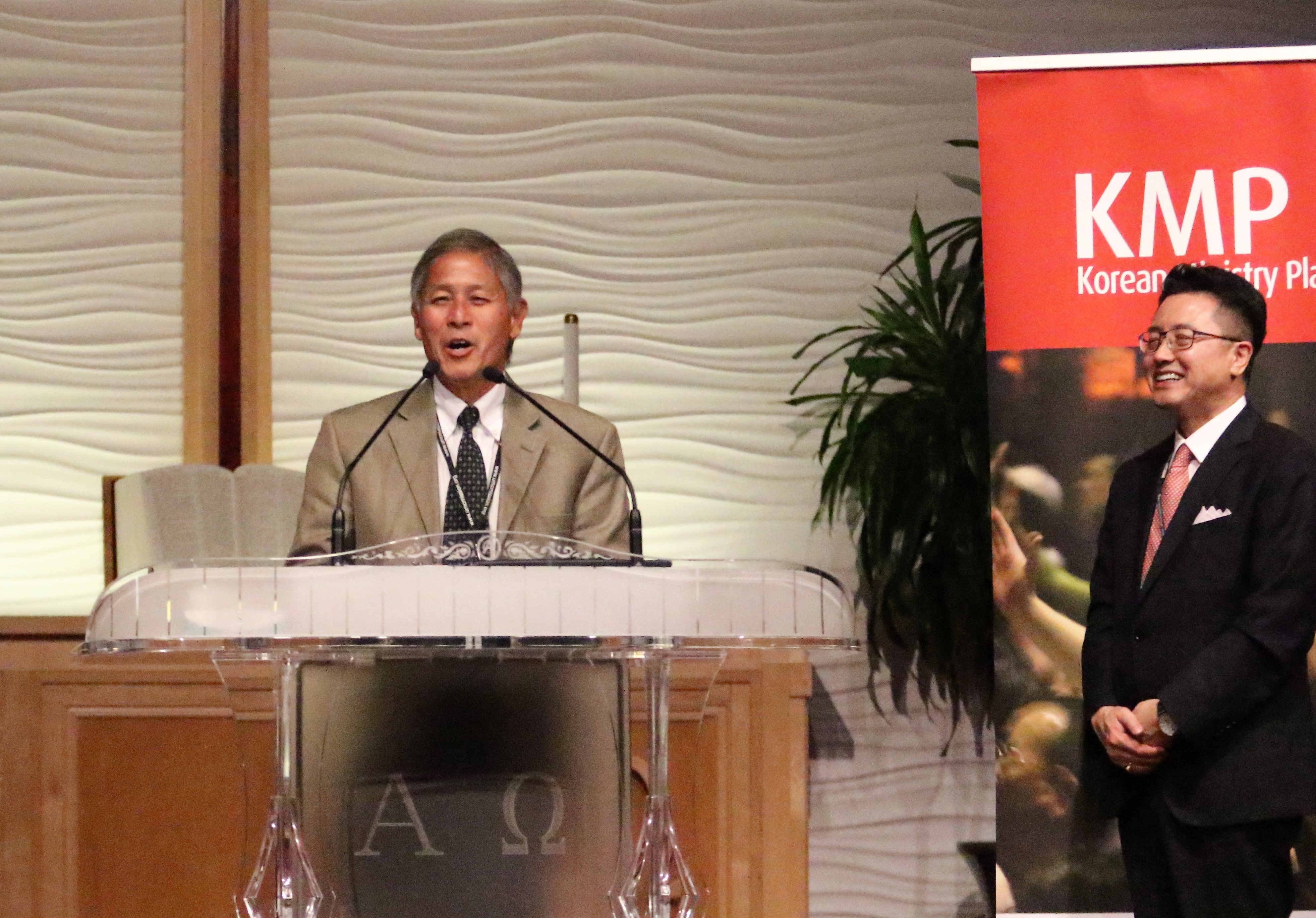 칼팩연회의 그랜트 하기야 감독이 2018년 한인목회강화협의회의 개회예배에서 환영사를 하고 있다. 사진 김응선 목사(UMNS) 