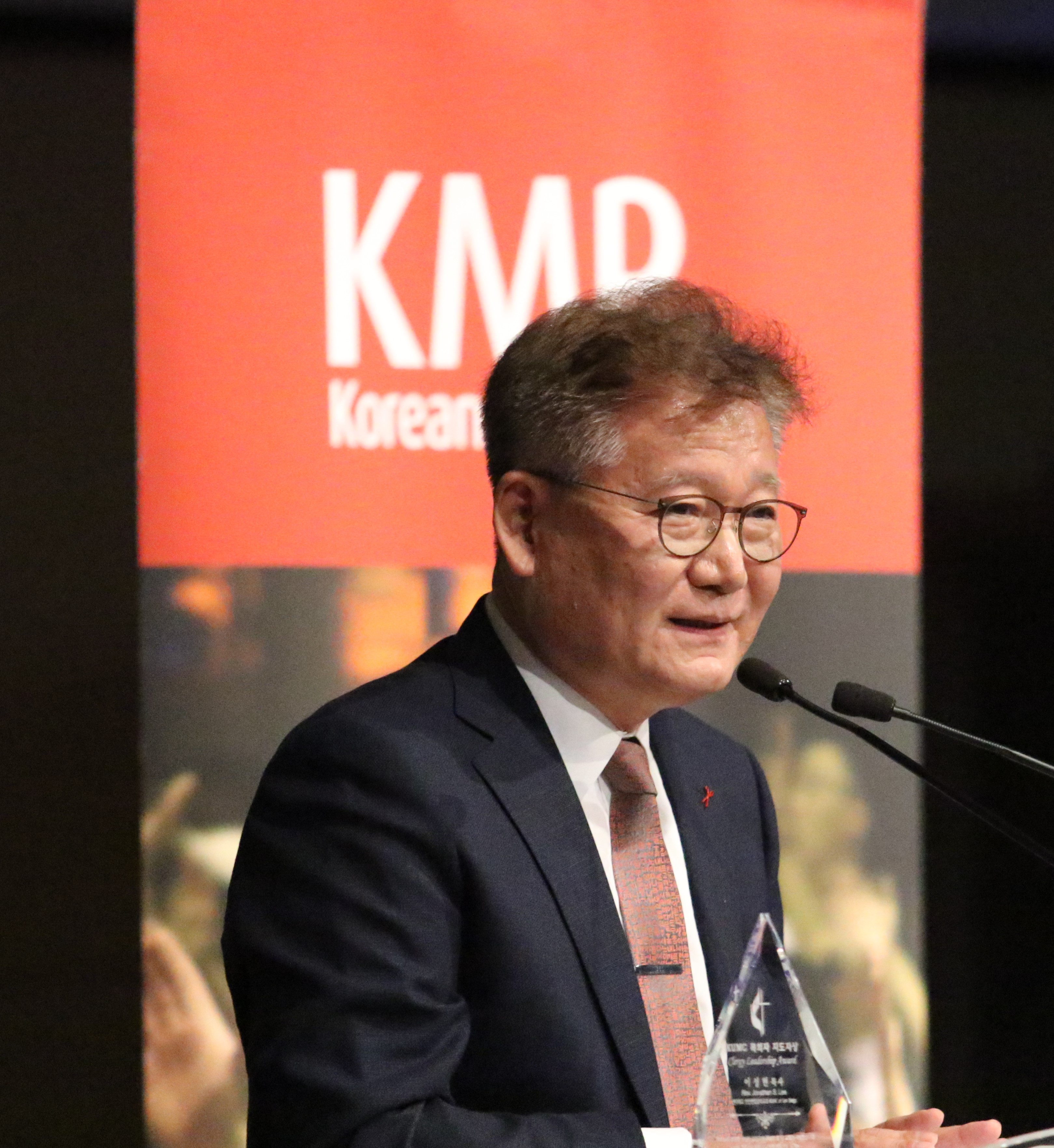 이성현 목사가 목회자 지도자상을 받고 인사를 하고 있다. 왼쪽은 사무총장인 장학순 목사. 사진 김응선 목사(UMNS)