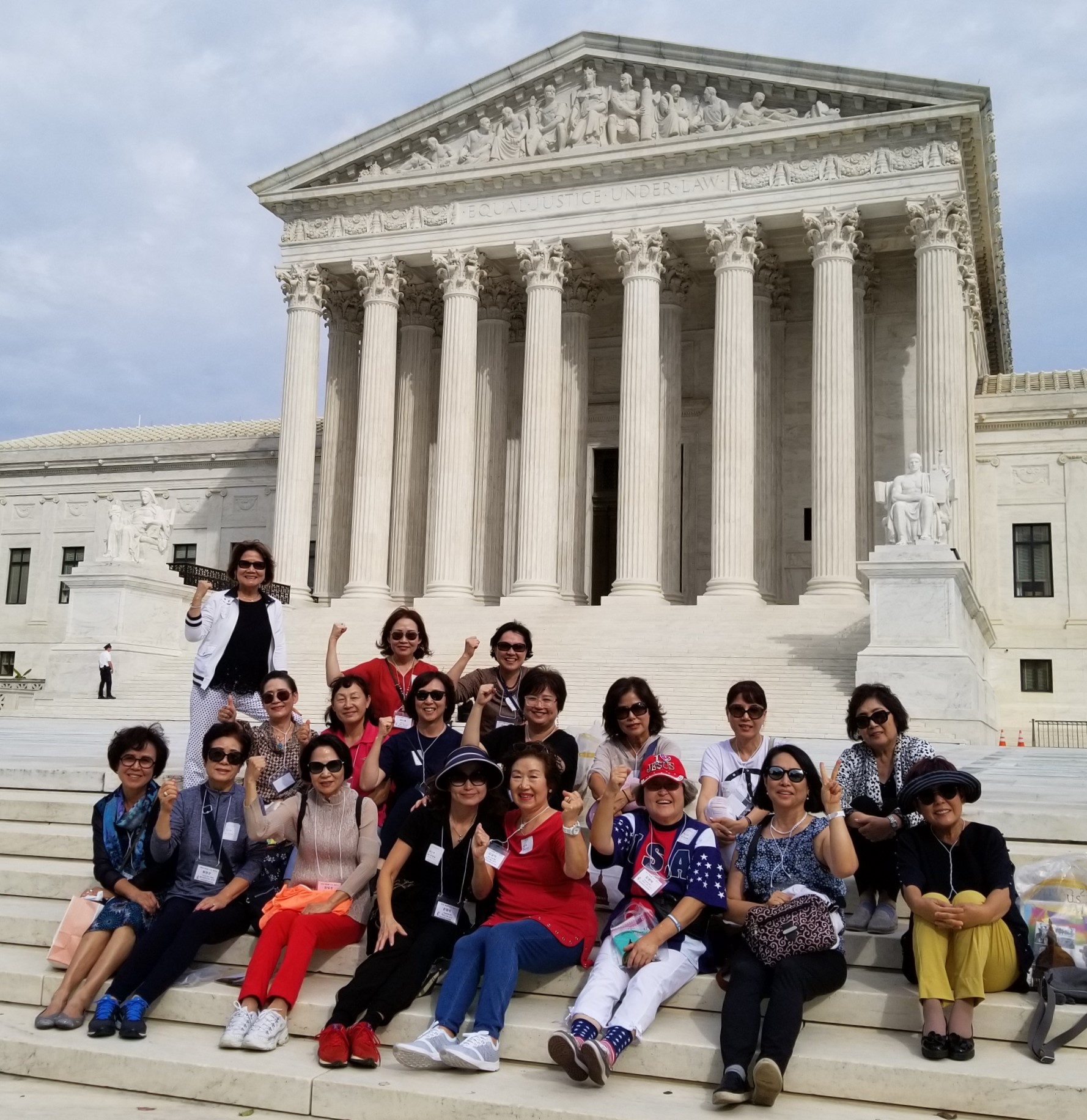 미 연방대법원 청사 앞에서 전국에서 온 여선교회원들, 사진 제공 여선교회 전국연합회 김명래 총무 Photo by Myoungrae Kim