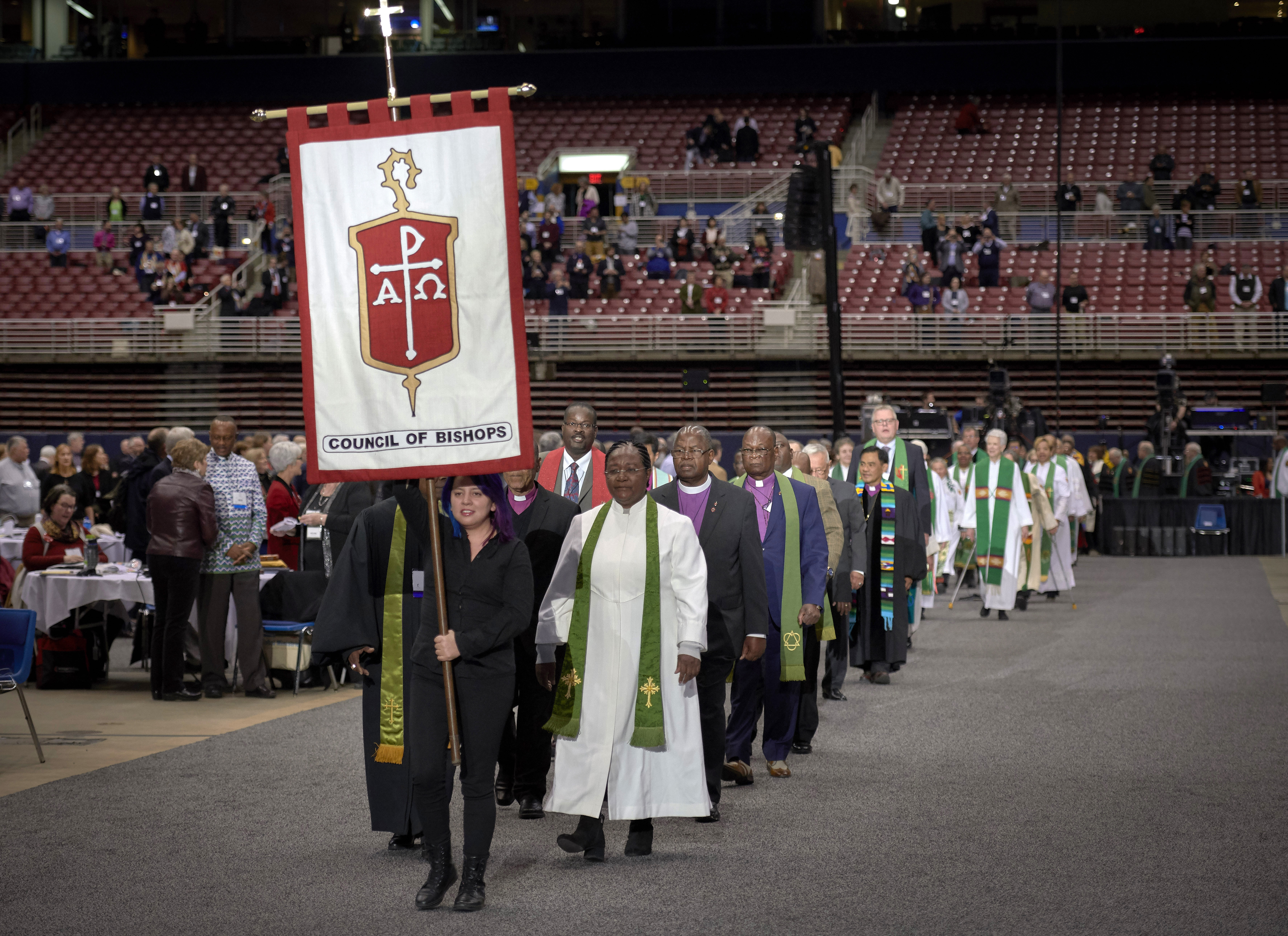 Los/as obispos/as en procesión dando inicio al culto de apertura el 24 de febrero de 2019, en la sesión inicial de la Conferencia General Especial de La Iglesia Metodista Unida, celebrada en San Luis, Missouri. Foto de Paul Jeffrey para el Servicio Metodista Unido de Noticias.