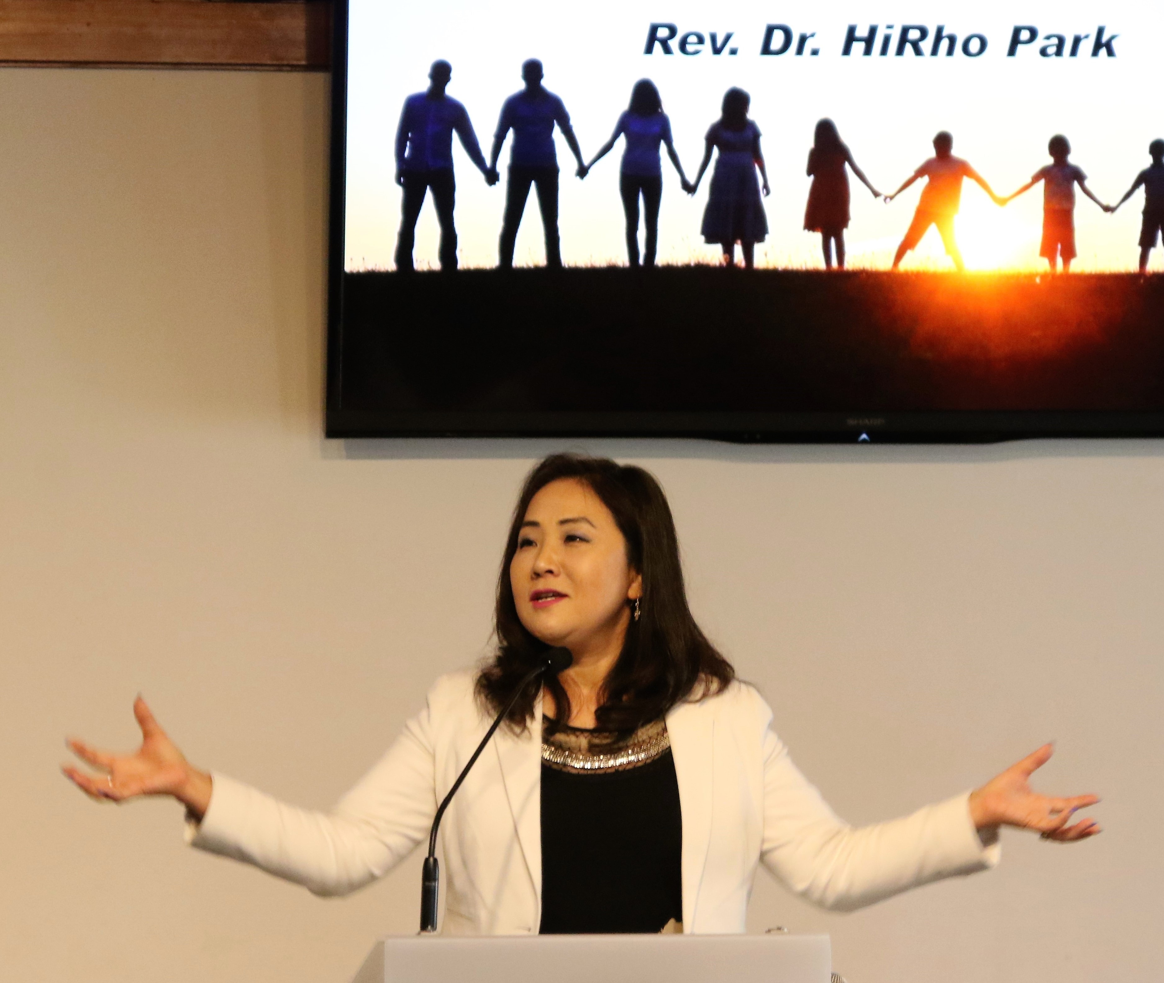 박희로 목사가 2018년 7월 하와이 그리스도연합감리교회에서 열린 오하나 총회에서 설교하고 있는 모습. 박 목사는 인터뷰에서 “우리의 소명이자 우리가 하나님과 맺은 언약은, 그럼에도 불구하고(in spite of) 누군가를 사랑하기로 한 것이다.”라고 말했다. 사진 김응선 목사, UM News.