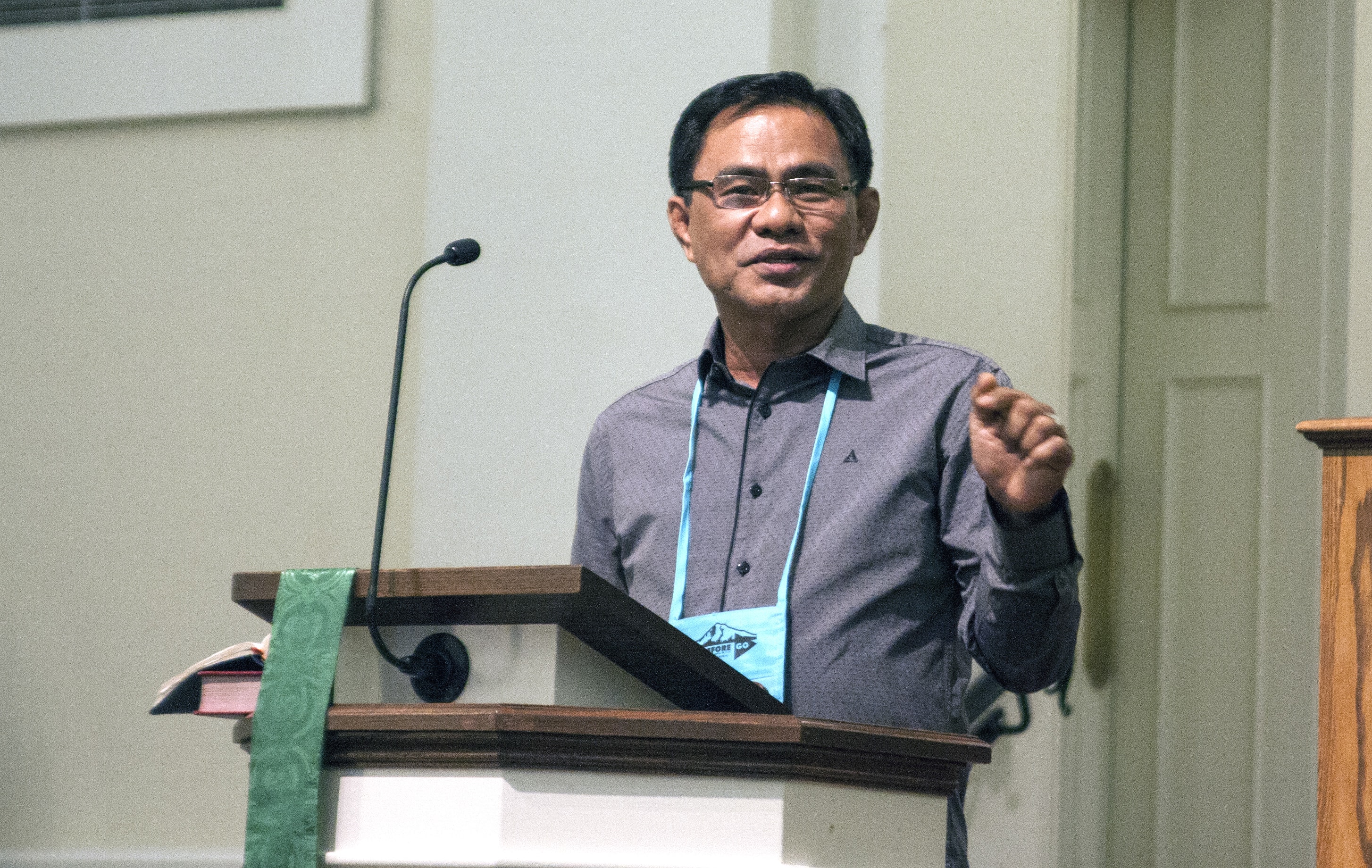 El Obispo Rodolfo Alfonso "Rudy" Juan, quien dirige el área de Davao al sur de Filipinas, predica en la reunión de la Comisión de la Conferencia General en Lexington, KY. Juan expresó su decepción por la decisión de no celebrar la Conferencia General de 2024 en Filipinas. Foto por Heather Hahn, Noticias MU.