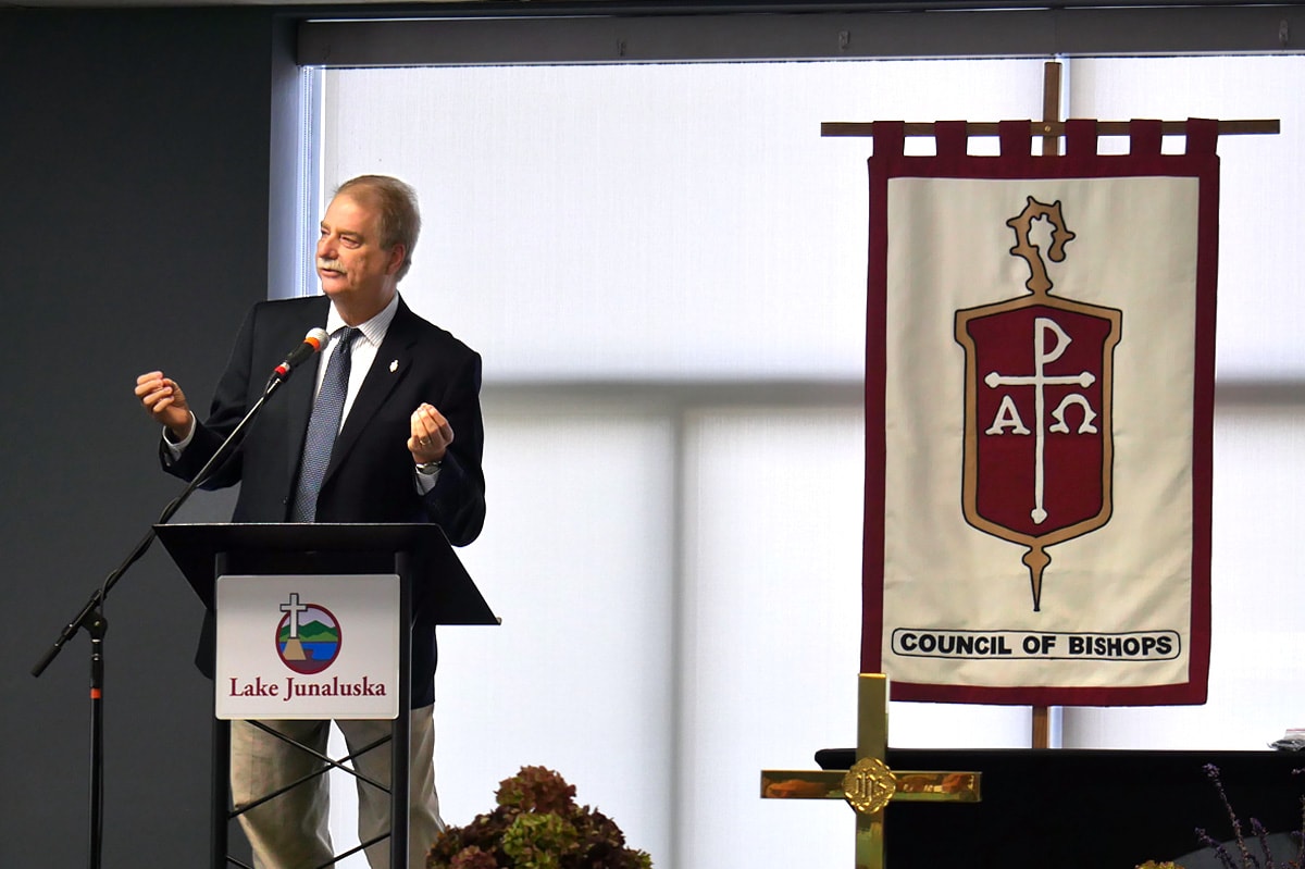 L’évêque Kenneth H. Carter, président du Conseil des évêques, discute des liens étroits entre les Méthodistes Unis dans son discours présidentiel lors de la rencontre des évêques à l'automne 2019 à Lake Junaluska, N.C. Il a les exhortés à adopter une attitude d'humilité. Photo de Heather Hahn, UM News.