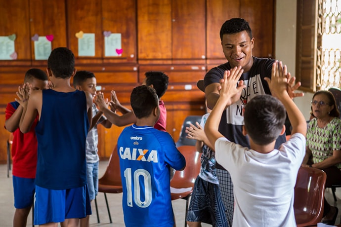Vinicius Guimarães dos Santos, an educator with Shade and Fresh Water, an after-school ministry of the Methodist Church of Brazil, plays a game with some of the students at the Liberdade site in Brazil. The ministry is among many over the years receiving small grants through the Encounter with Christ in Latin America and the Caribbean Fund. Photo by Mark Greathouse, courtesy of Global Ministries.