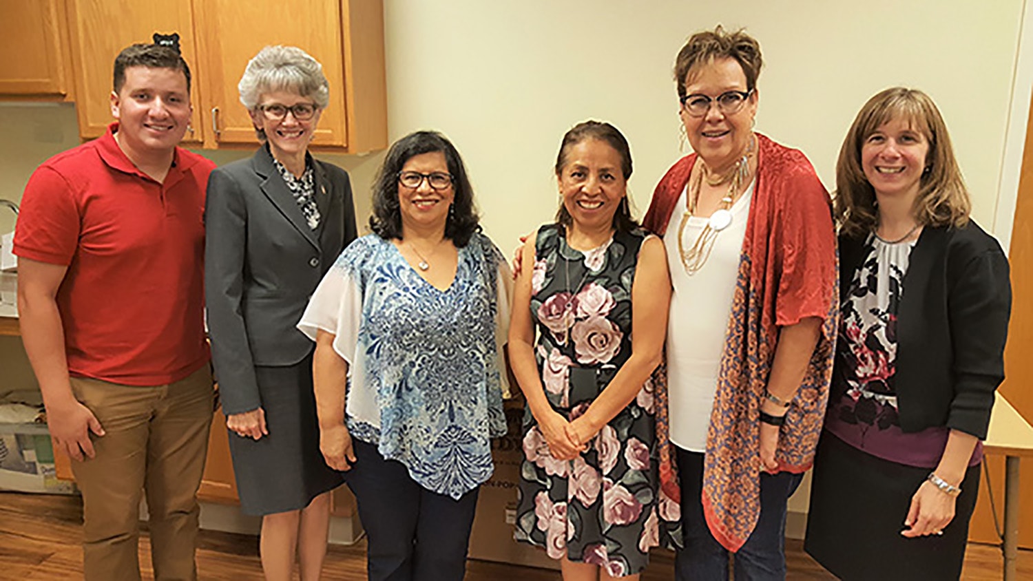 De derecha a izquierda vemos al Rev. Dawn Taylor-Storm, la Revda. Molly Dee Rounsley, Revda. Evodia Villalvia, Revda. Luky Cotto, la Obispa Peggy Johnson, quien escribió sobre la terrible experiencia de Isabella en su Blog ("Via Dolorosa"), y Luis Castillo, un traductor. Foto por John Coleman.