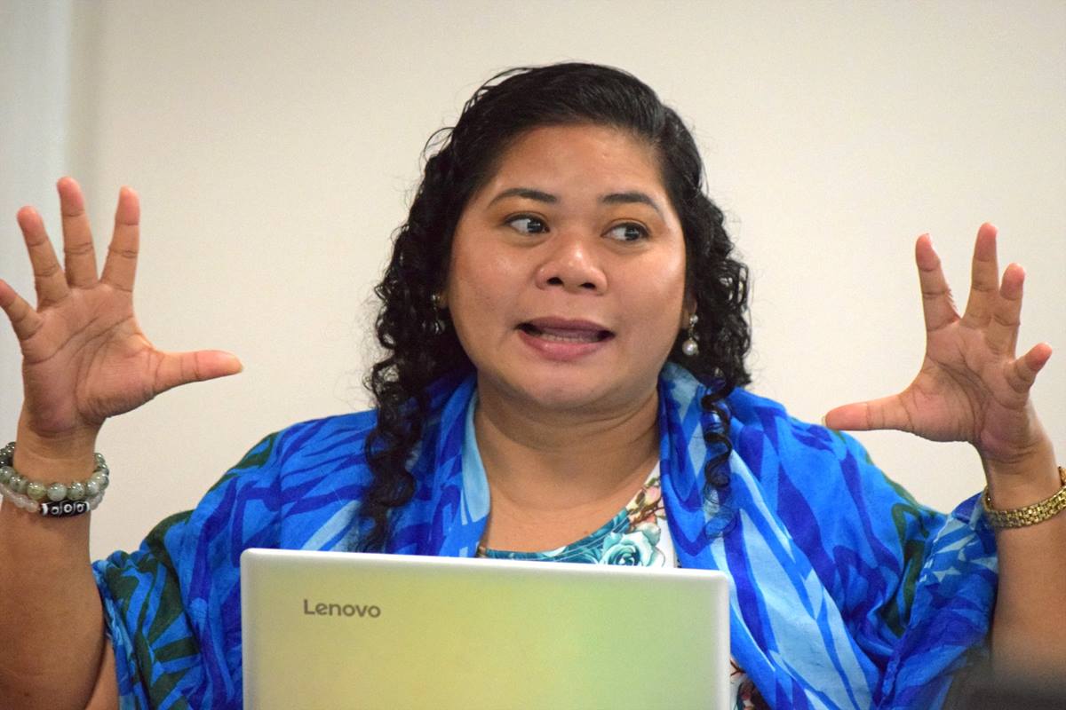 필리핀 해외지역총회에서 온 코니 세미 멜라 목사가 워싱턴에 있는 연합감리교회 건물에서 사회생활원칙 개정 작업을 하고 있다. 사회생활원칙 개정은 8년에 걸쳐 진행된 작업이다.  집필진에는 전 세계에 온 연합감리교인들로 구성되어 있다. 사진 제공, 연합감리교 총회사회부.