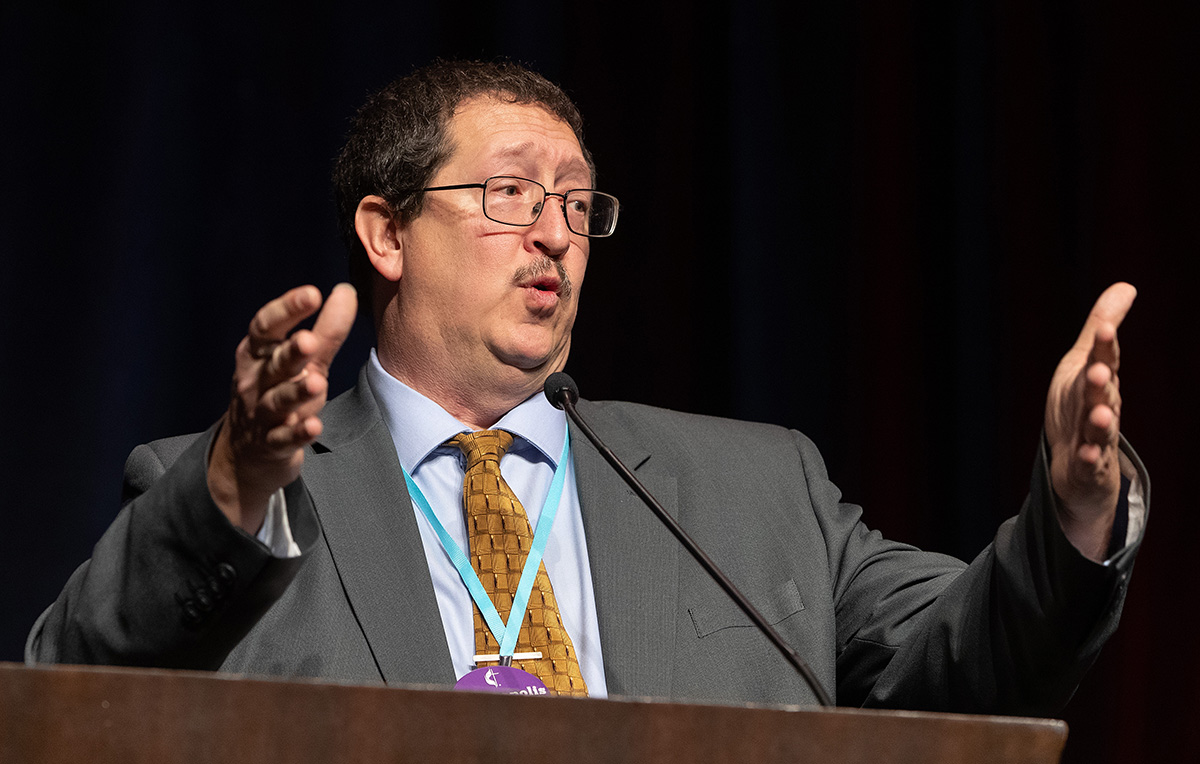 El Rev. Gary Graves se dirige a los/as asistentes a la reunión preparatoria para la Conferencia General de 2020, celebrada en Nashville, Tennessee. Graves participó en la reunión que discutió el procedimiento de recepción de las legislaciones de los planes que sean recibidos de manera tardía, así como los procesos para lidiar con las dificultades para obtener la visa estadounidense  que pudieran tener algunos/as delegados/as. Foto de Mike DuBose, Noticias MU.