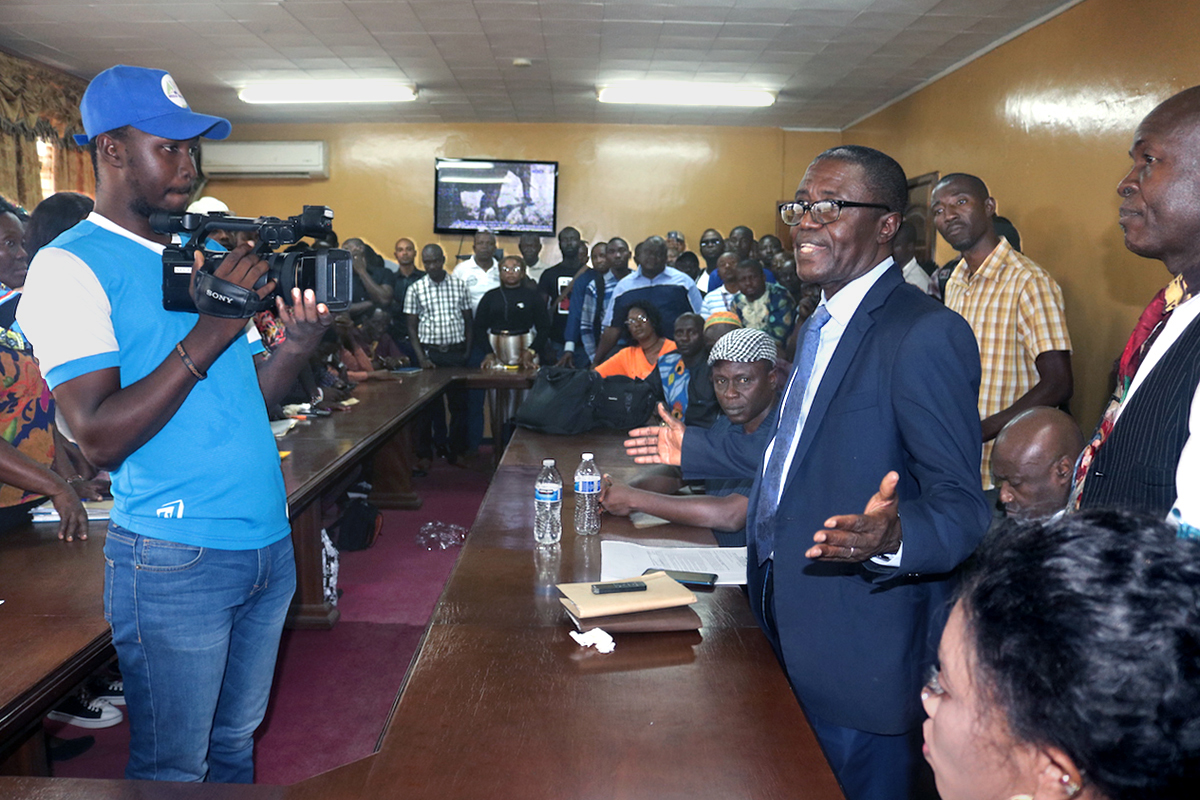 Le Révérend Solomon Rogers s'adresse à une foule réunie pour une cérémonie spéciale le 15 janvier à l'ouest de Freetown, en Sierra Leone. L'événement marque la fin d'un conflit foncier de sept ans entre la Conférence de l'Église Méthodiste Unie de Sierra Leone et la communauté voisine de Masantigie. Photo de Phileas Jusu, UM News.