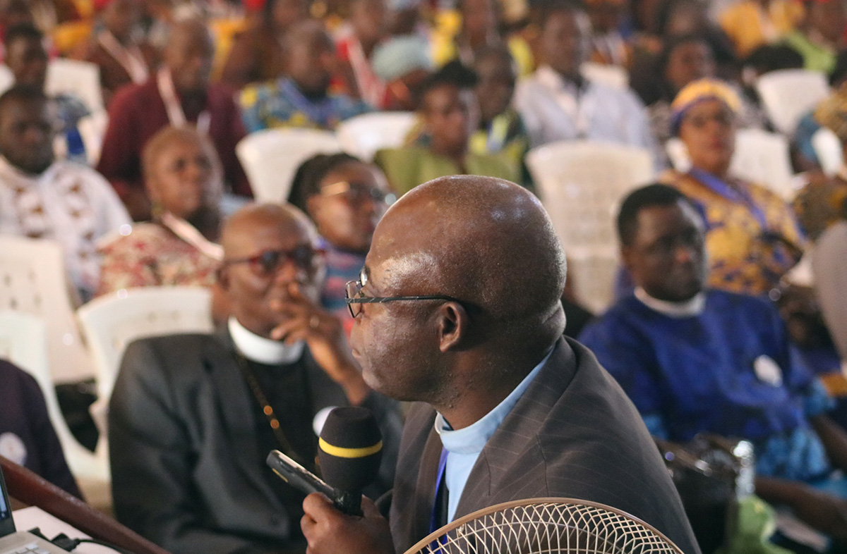 제리 쿨라 목사가 지난 2월 라이베리아 연회에서 <결별을 통한 화해와 은혜의 의정서>의 변경을 요구하는 결의안을 발표하는 모습. 쿨라 목사가 대표 코디네이터로 활동하고 있는 <아프리카 이니셔티브>는 2월 27일, 의정서를 지지한다고 발표했다. 사진 줄루 스웬, 연합감리교뉴스. 