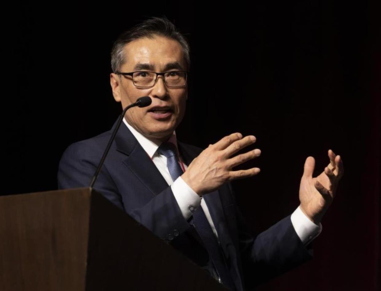 김응선 목사가 지난 1월 22-24일 내쉬빌에서 열린 2020총회에서 사회/정의 분야 입법안 보고 세션에서 사회를 보는 모습. 사진, 케이트 베리, 연합감리교뉴스. 