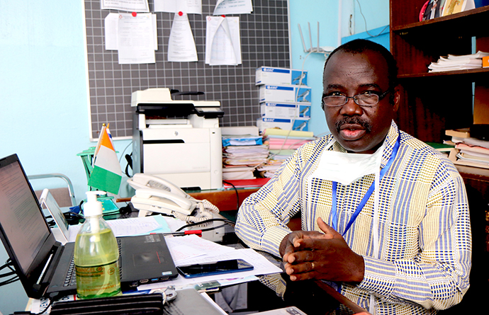 Le Dr Daniel Ahui a déclaré qu'il craignait que si rien n'était fait pour se préparer au coronavirus, l’Hôpital Méthodiste Uni de Dabou, en Côte d'Ivoire, pourrait refuser les personnes atteintes de COVID-19. Photo de Isaac Broune, UM News.