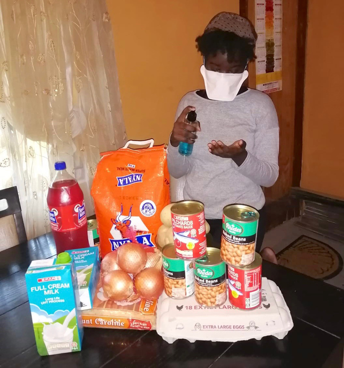 As mãos sendo higienizadas pelos empacotadores voluntários antes de embalar as parcelas em Clermont, Durban. Foto de Nandipha Mkwalo.
