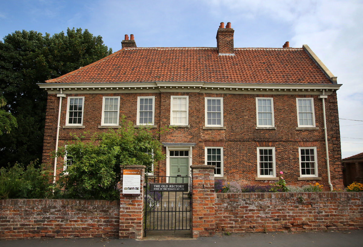 A Antiga Reitoria em Epworth, Inglaterra, foi construída em 1709 após o "Grande Incêndio" e foi a casa de John e Charles Wesley junto com seus pais e irmãos. Foto de Kathleen Barry, Comunicações Metodistas Unidas.