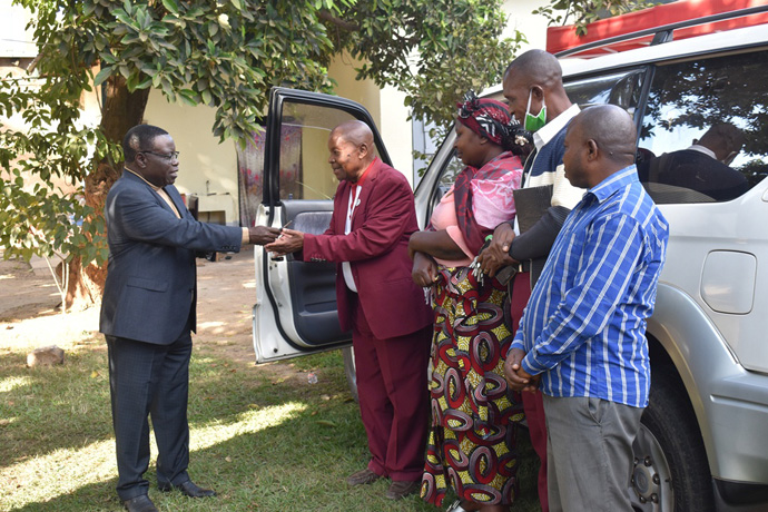 L’Evêque Kasap Owan, de la Région Episcopale du Sud Congo/Zambie (costume bleu) remet les clés du nouveau véhicule au Révérend Jean-Claude Maleka Kayombo, responsable du Département d’Evangélisation de la Région Episcopale. Ce véhicule a été offert par un fidèle de l’Eglise. Photo de John Kaumba, UM News.