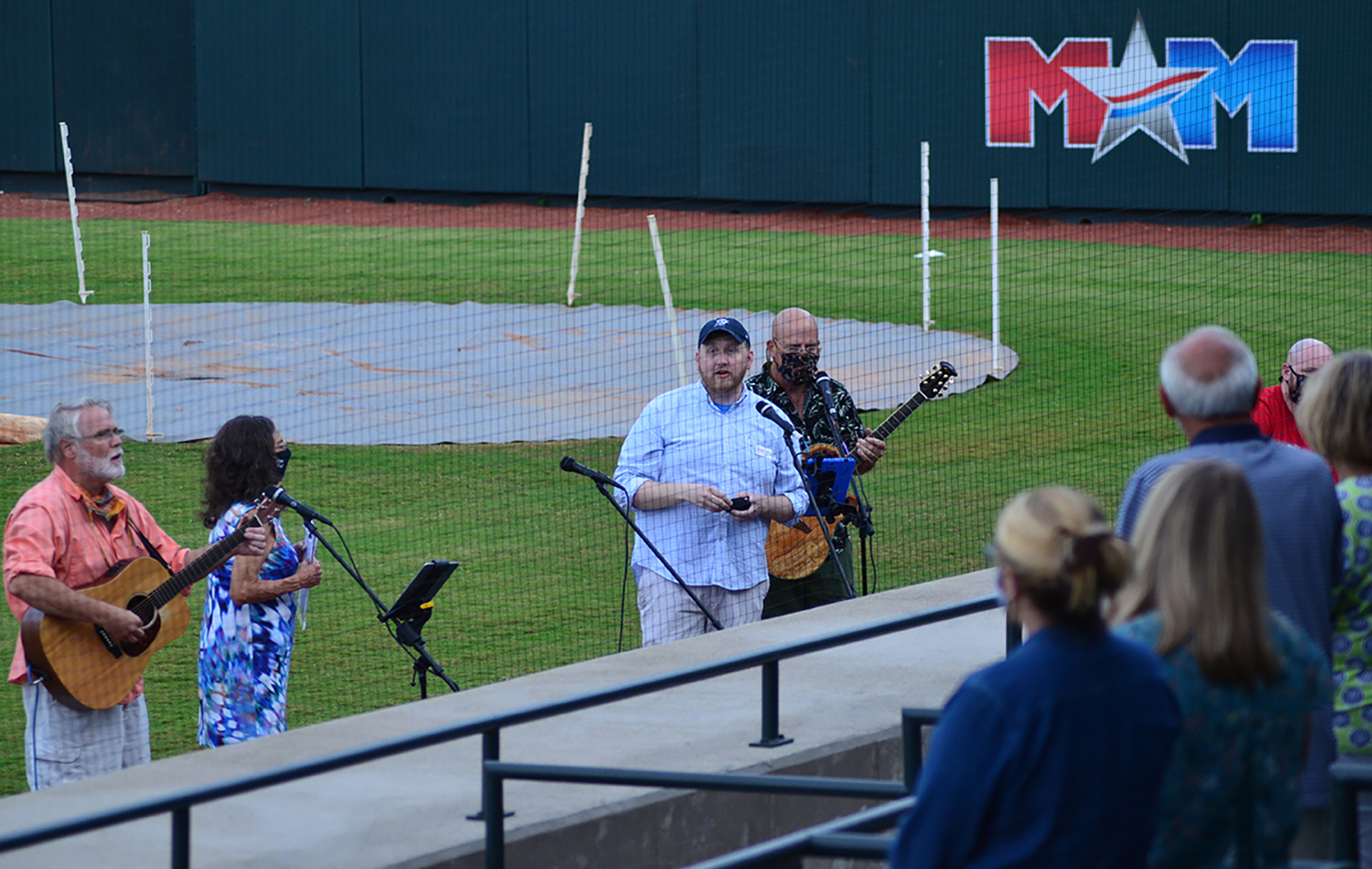 O pastor e a equipe de louvor da Primeira Igreja Metodista Unida lideram a adoração em Calfee Park, casa dos Pulaski Yankees.  Foto cortesia da Conferência Anual Holston.