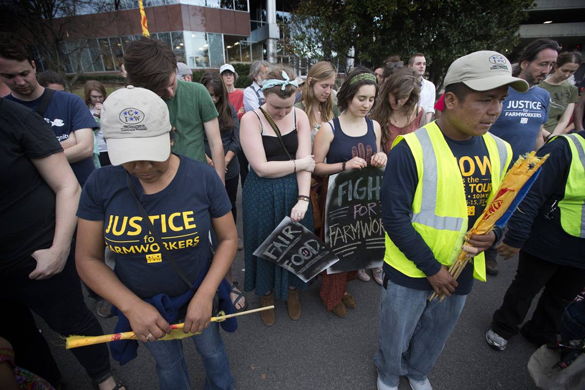 Miembros y simpatizantes de la Coalición de Trabajadores/as de Immokalee (Florida) oran en Nashville, Tennessee al final de una protesta contra la negativa de la cadena de supermercados Publix de unirse a un programa laboral por los derechos de los/as trabajadores/as agrícolas. El Libro de Resoluciones de La Iglesia Metodista Unida exige que los/as empleadores/as "traten a los/as trabajadores/as agrícolas y sus familias con dignidad y respeto". Foto de Mike DuBose, Noticias MU.