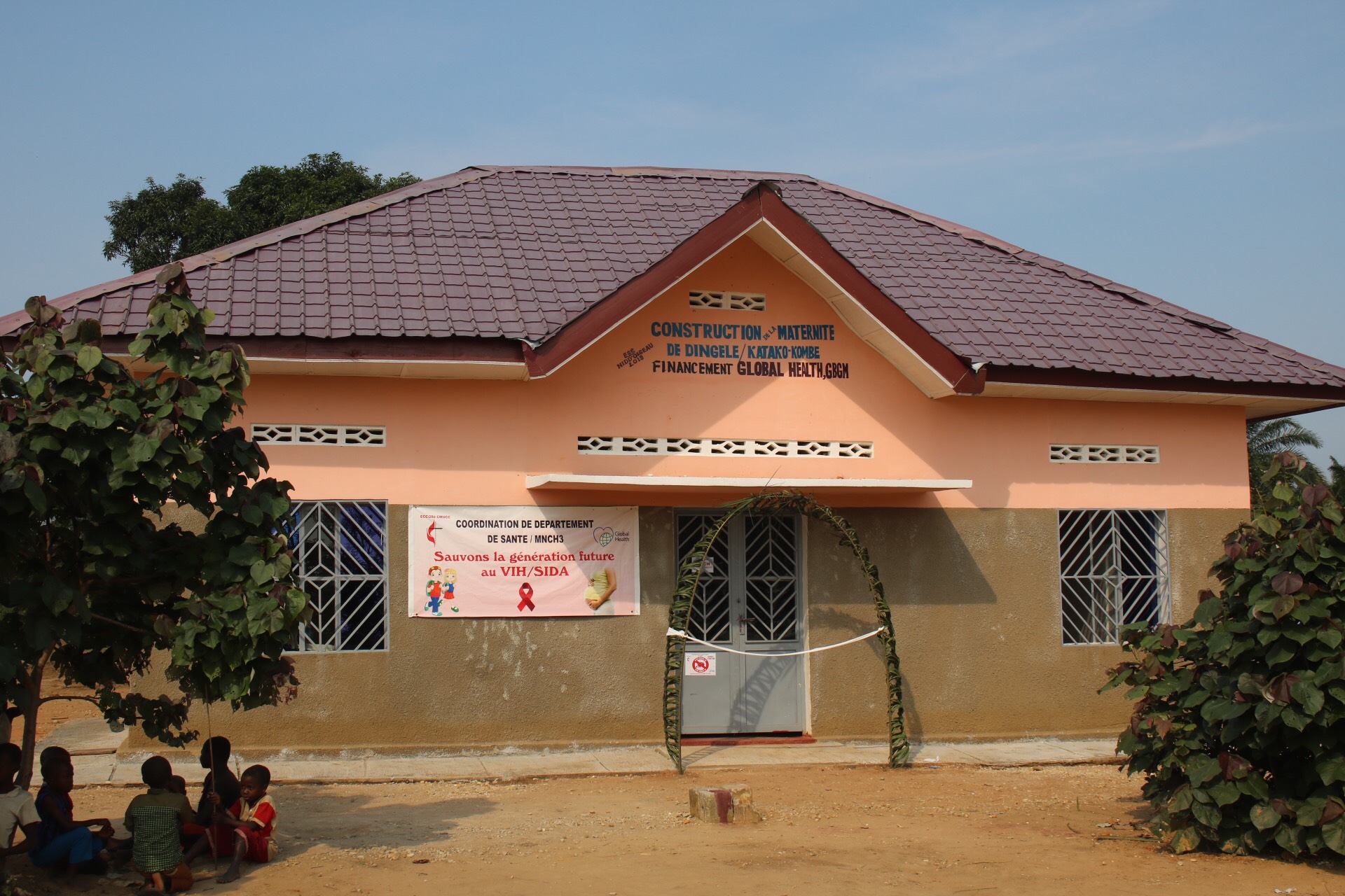 Vue extérieure de la maternité de Dingele dans le district de Katako-Kombe au Congo. Global Health a financé la construction et l’équipement de cette maternité pour permettre à plus de 18 000 femmes d’accoucher dans des conditions acceptables. Photo de François Omanyondo.