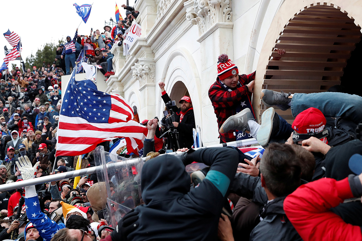El 6 de enero partidarios/as del presidente Donald Trump irrumpen en el Capitolio de los Estados Unidos en Washington, después de enfrentarse con la policía al protestar la certificación, por parte del Congreso, de los resultados de las elecciones presidenciales de los Estados Unidos de 2020. Foto de Shannon Stapleton, REUTERS.