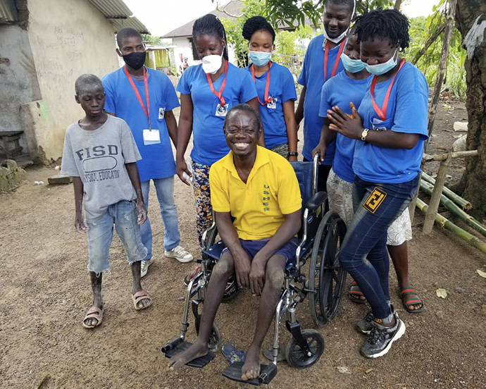 Victor Barlay est tout sourire après avoir reçu un nouveau fauteuil roulant de l’église Méthodiste Unie Asbury d’Allentown, en Pennsylvanie, grâce à son ministère « Barrels of Love » et à un partenariat avec « Healthy Women, Healthy Liberia ». Ce vannier de 45 ans se déplaçait en portant des tongs sur ses mains. Photo avec l’aimable autorisation de Healthy Women, Healthy Liberia.