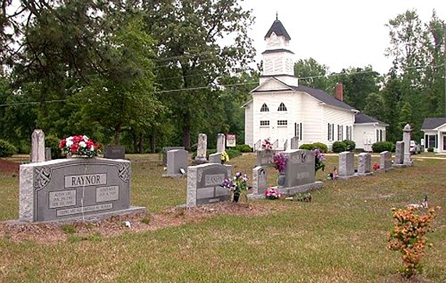 La IMU Parkers Grove en Linden, fundada hace más de 145 años, cerró en 2015 y fue vendida un hombre de Virginia Beach en 2020, quien los traspasó a la organización Asatru Folk Assembly (un grupo exclusivo para la raza blanca, que honra a los dioses de sus antepasados nórdicos y germánicos). Según el sitio web de Asatru, la organización es una "expresión de la espiritualidad nativa y precristiana de Europa". Foto cortesía de Doc Wilson.