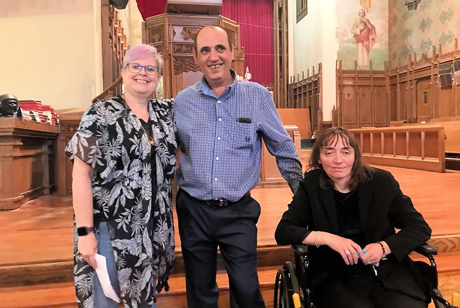 Ded e Flora Rranxburgaj expressaram gratidão pelos três anos de hospitalidade fornecida pela Revda. Dra. Jill Hardt Zundel e pela Igreja Metodista Unida Central de Detroit. Eles agora podem deixar o prédio sem medo de sua deportação após uma decisão do ICE em 18 de maio de 2021. Foto cortesía de Paul Perez.