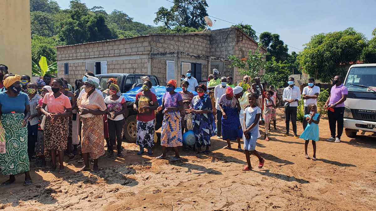 Flood survivors receive kits prepared by The United Methodist Church. Traces of mud left by the fury of the Cambambe-Dondo waters are visible. Photo by Orlando da Cruz, UM News.