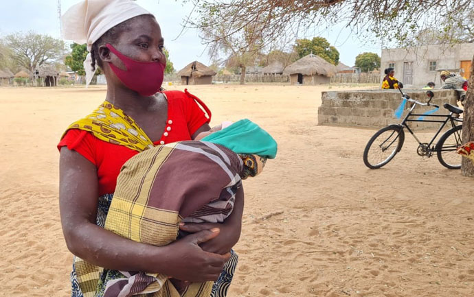 Alcinda Sebastiao Muhlanga, uma das pacientes no recinto hospitalar de Maqueze, com o seu bebe no colo. Foto de Antonio Wilson.