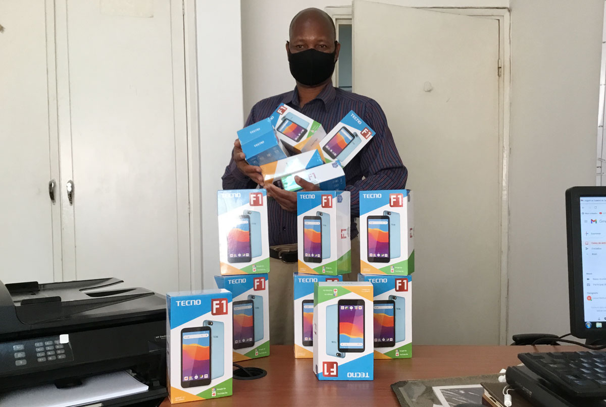 Salvador Albino Chinhangue, segurando os telefones nos Escritórios Centrais. Chinhangue é o motorista que distribuiu os aparelhos nas conferências de Moçambique Sudeste e Sul. Foto de João Filimone Sambo.