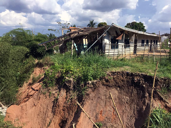 Une partie de l’école primaire Salongo 1 englouti par les géantes érosions. Les travaux effectués sur ce lieu par les Méthodistes Unis ont permis de sauver ces infrastructures. Photo par Serge Mukendi, UM News.