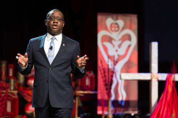 Scott Johnson wa Conference ya Upper New York arisadiya kuleta matangazo ku wa waamini kati kati ya Conference General ya mwaka ya 2016 mu Portland, Oregon. Photo ya Mike DuBose, UMNS