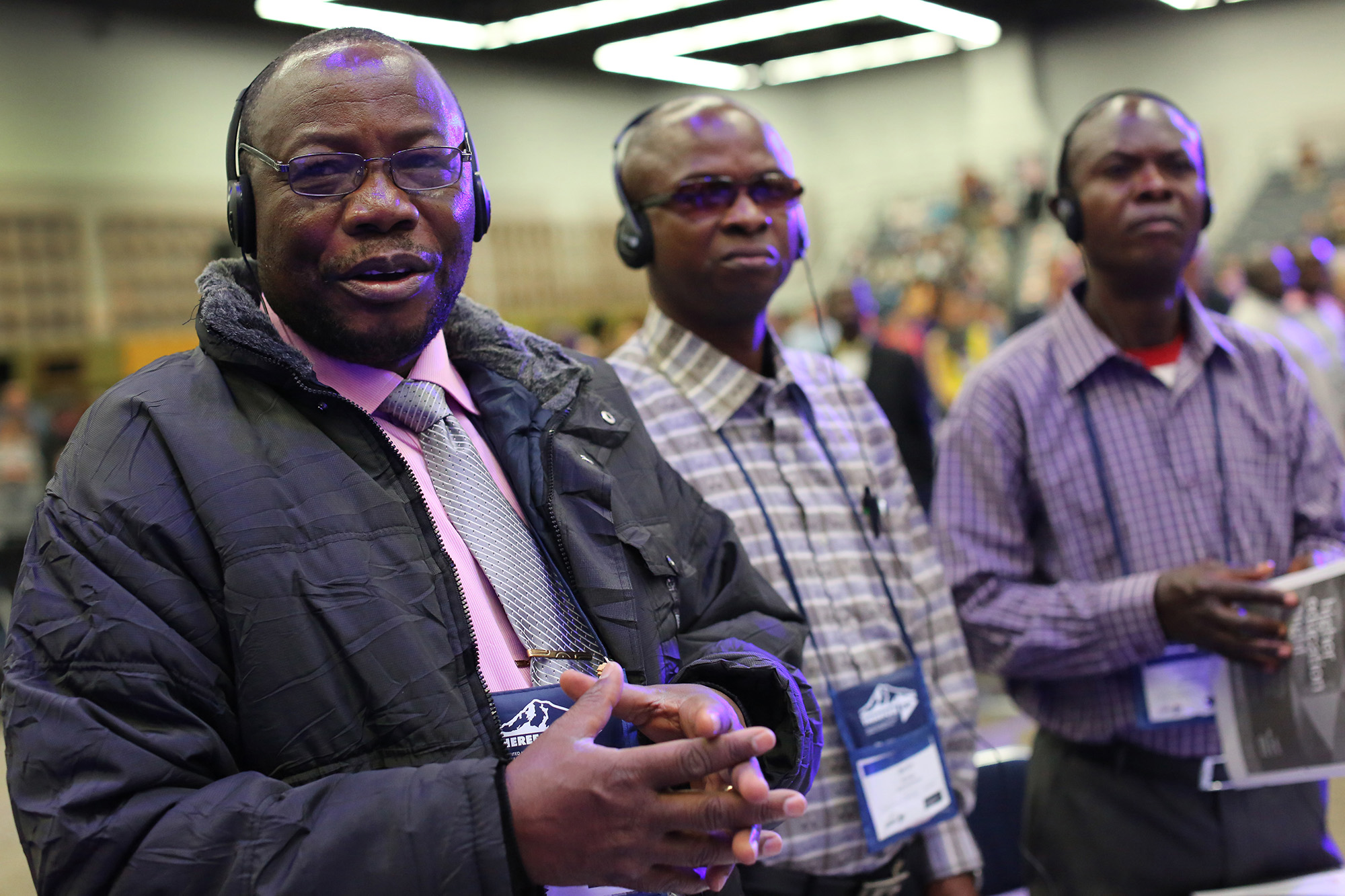 Kwanzia kushoto Vagris Umba, Bertin Kyungu and Adolphe Kitenge, wajumbe wa Nord Katanga, wanasikiricha kwa ibada ya asubuhi katika Mukutano ya 2016 ya Kanisa ya Methodiste mu Portland Convention Center. Photo ya Kathleen Barry, UMNS 
