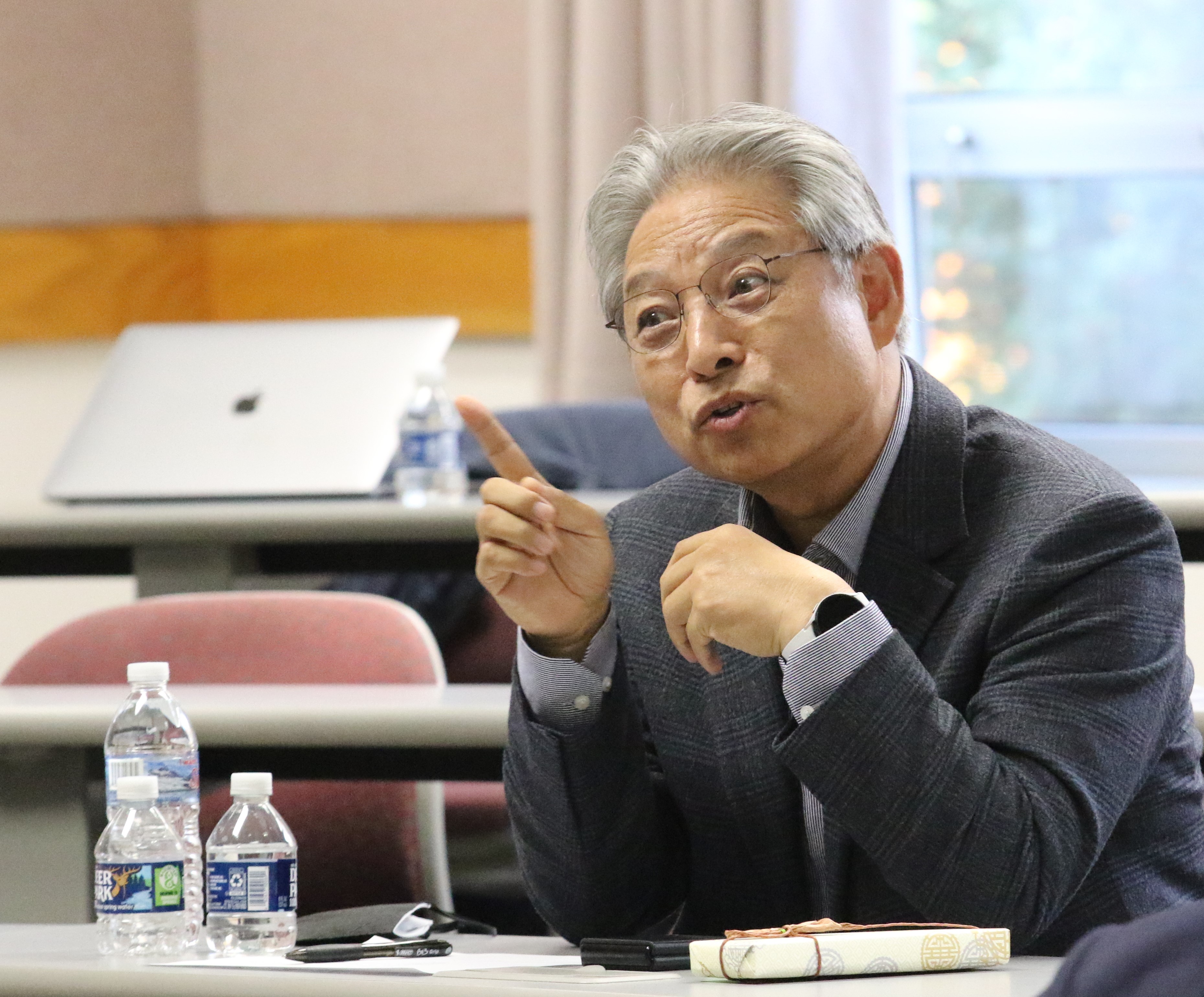 기독교대한감리회의 감독회장인 이철 감독이 공공신학에 대해 강의한 릭 엘젠디 교수에게 질의하고 있다. 사진, 김응선 목사, 연합감리교뉴스.