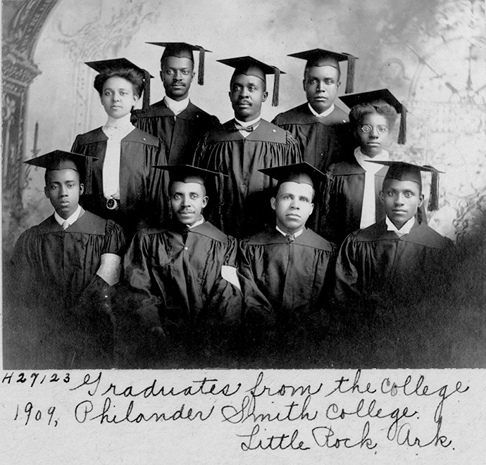 Des diplômés du Philander Smith College de Little Rock, Arkansas, posent avec leur chapeau et leur toge en 1909. Philander Smith est l’un des 11 collèges et universités historiquement noirs liés à l’Église Méthodiste Unie. Photo © La Commission Méthodiste Unie pour les Archives et l’Histoire.