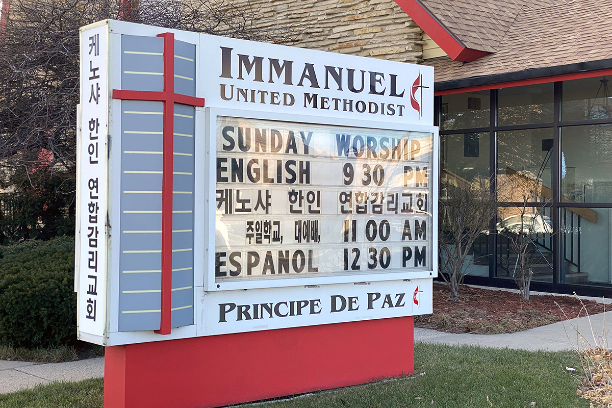 Les trois églises qui partagent les locaux de l’église Méthodiste Unie Immanuel sont représentées dans différentes langues sur le panneau situé devant l’église à Kenosha, Wis. La collaboration est reflétée dans la référence biblique de l’Ecclésiaste 4:12 : « la corde à trois fils ne se rompt pas facilement. » Photo du révérend Peter Daekyu Lee.