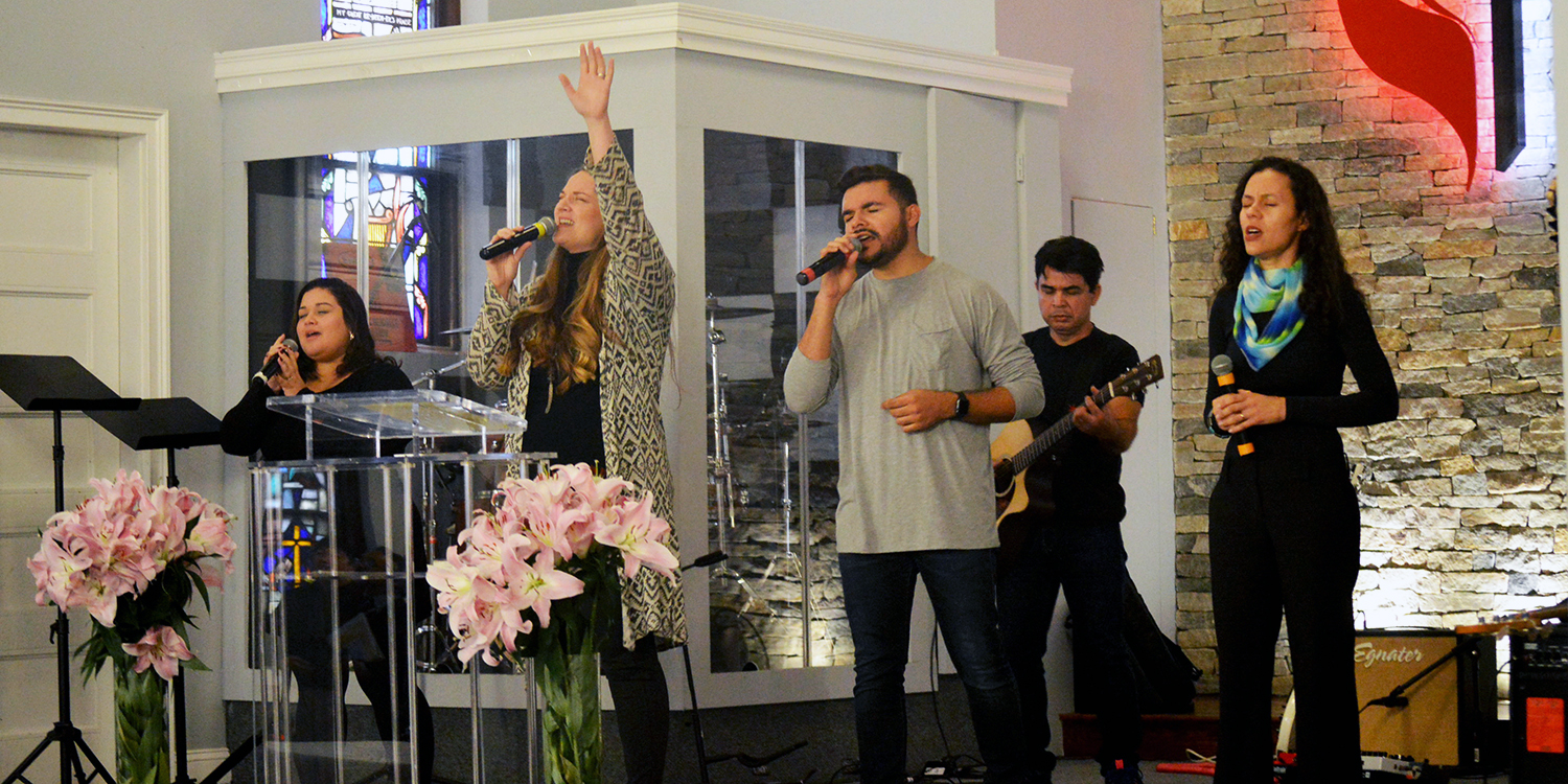 A equipe do ministério de música brasileira da IMU Family lidera o culto do Dia do Bispo, no Distrito Metro Boston Hope, em 2018. Foto cortesia de Beth Dicocco, diretor de comunicações, Conferência Anual da Nova Inglaterra