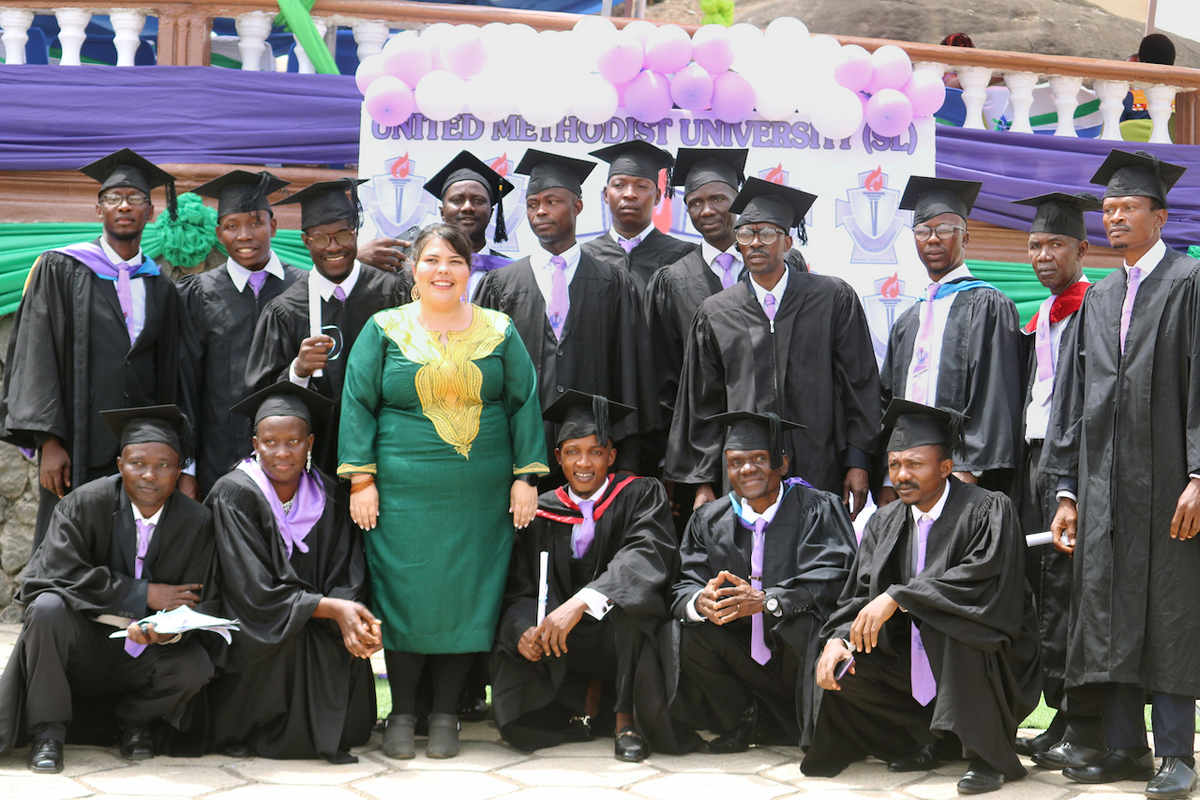 Un groupe représentatif des étudiants qui ont obtenu leur diplôme le 26 février à l’Université Méthodiste Unie de Sierra Leone. Au centre se trouve la Révérende Katie Meek, registraire adjointe de cette université. Cette école a été fondée par feu l’évêque John K. Yambasu de la région de Sierra Leone, décédé en 2020. Photo de Phileas Jusu, UM News.	
