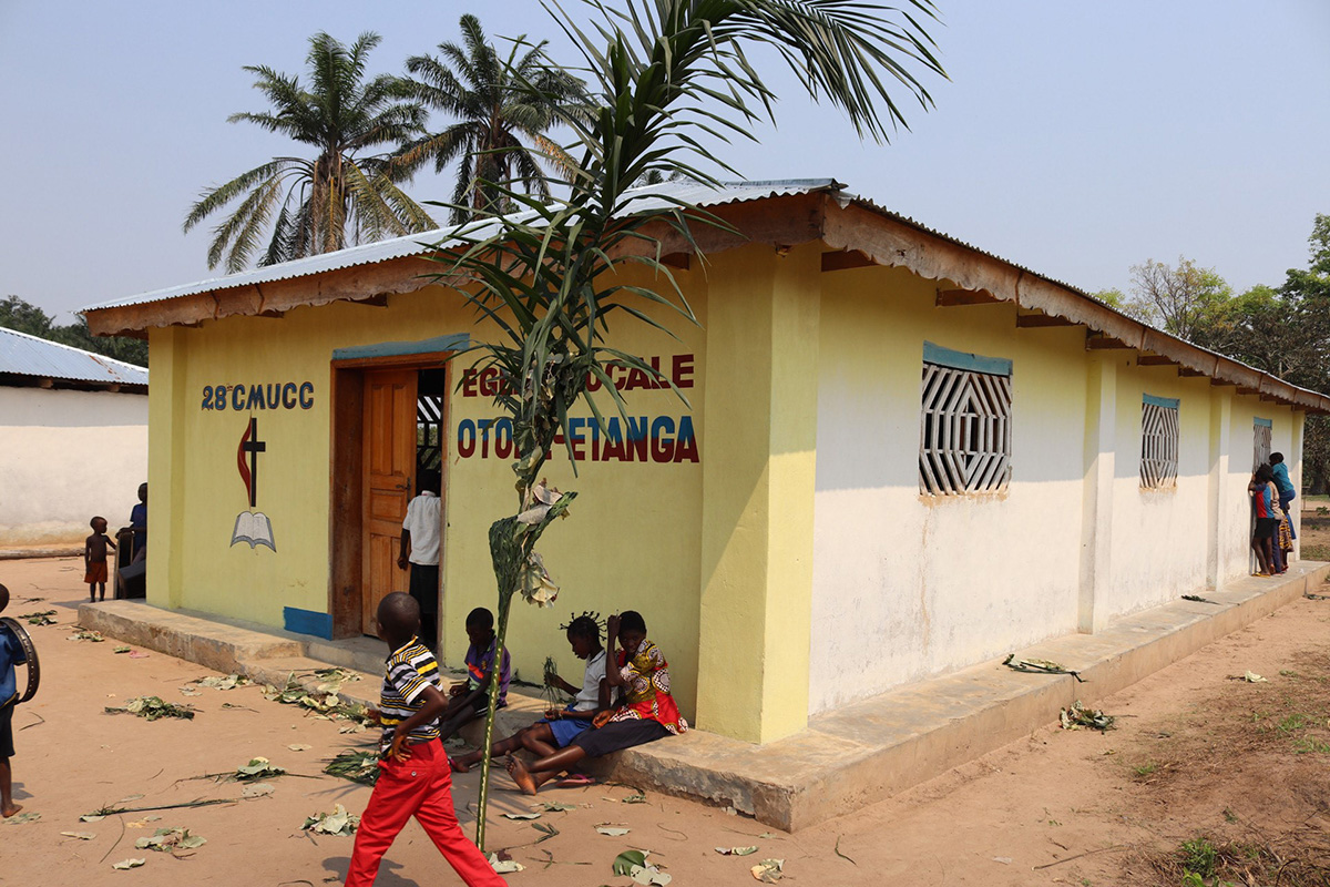 Vue extérieure de l’église locale d’Otohe construite par le Docteur Wembonyama Kitima et son épouse Rose. Photo de François Omanyondo, UM News.
