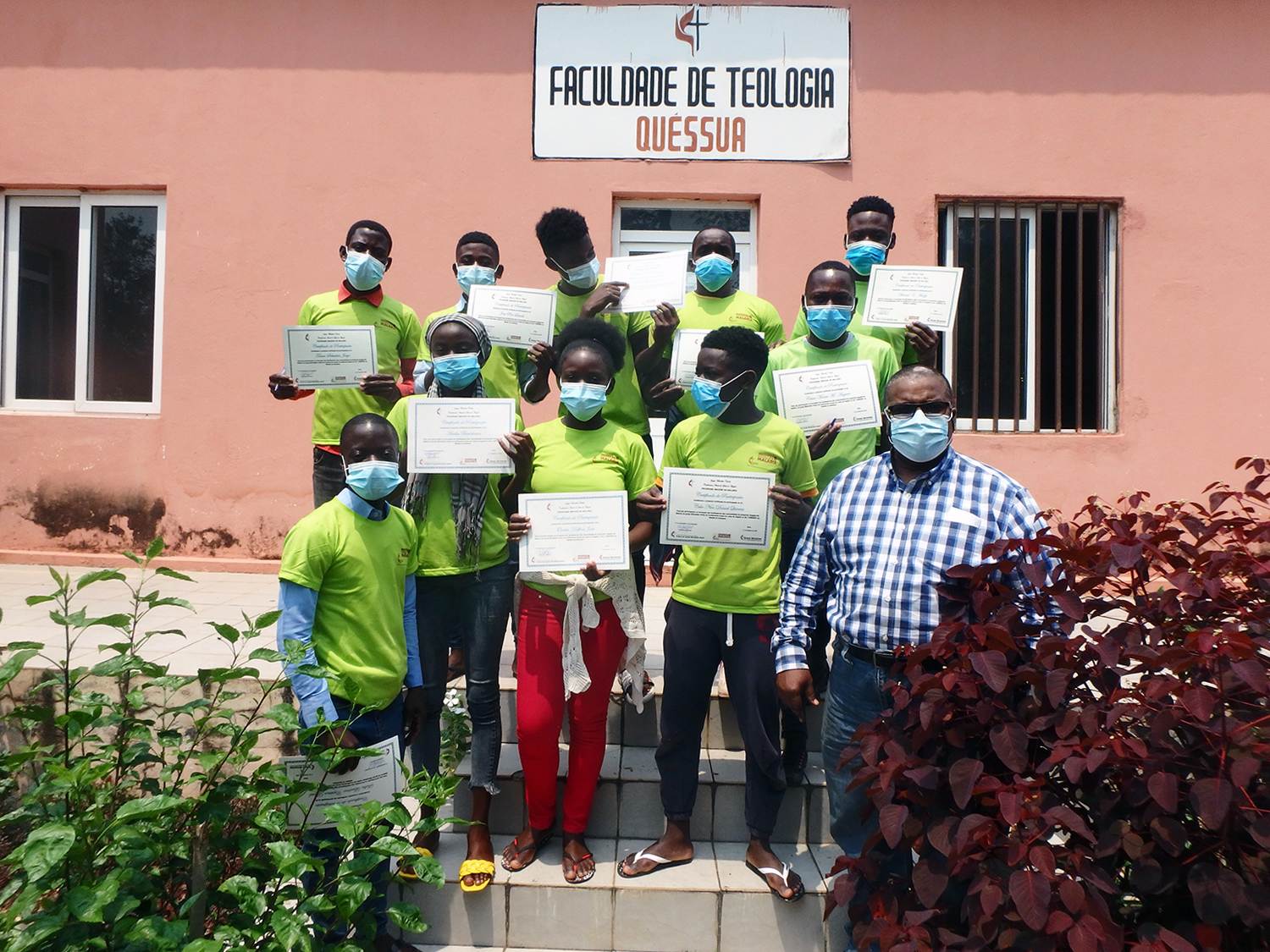 El misionero cubano Rev. Dr. Leonardo Benítez (a la derecha de la imagen), junto a la Junta Metodista Unida de Salud del Este de Angola, están en camino de reducir la malaria en un 20 % en nueve comunidades de la provincia de Malanje en 2022. Una clave de su éxito han sido los equipos de jóvenes voluntarios/as, como el que se muestra en la gráfica, quienes visitan casa por casa para ofrecer estrategias de prevención de la malaria. Foto cortesía de UMCOR.