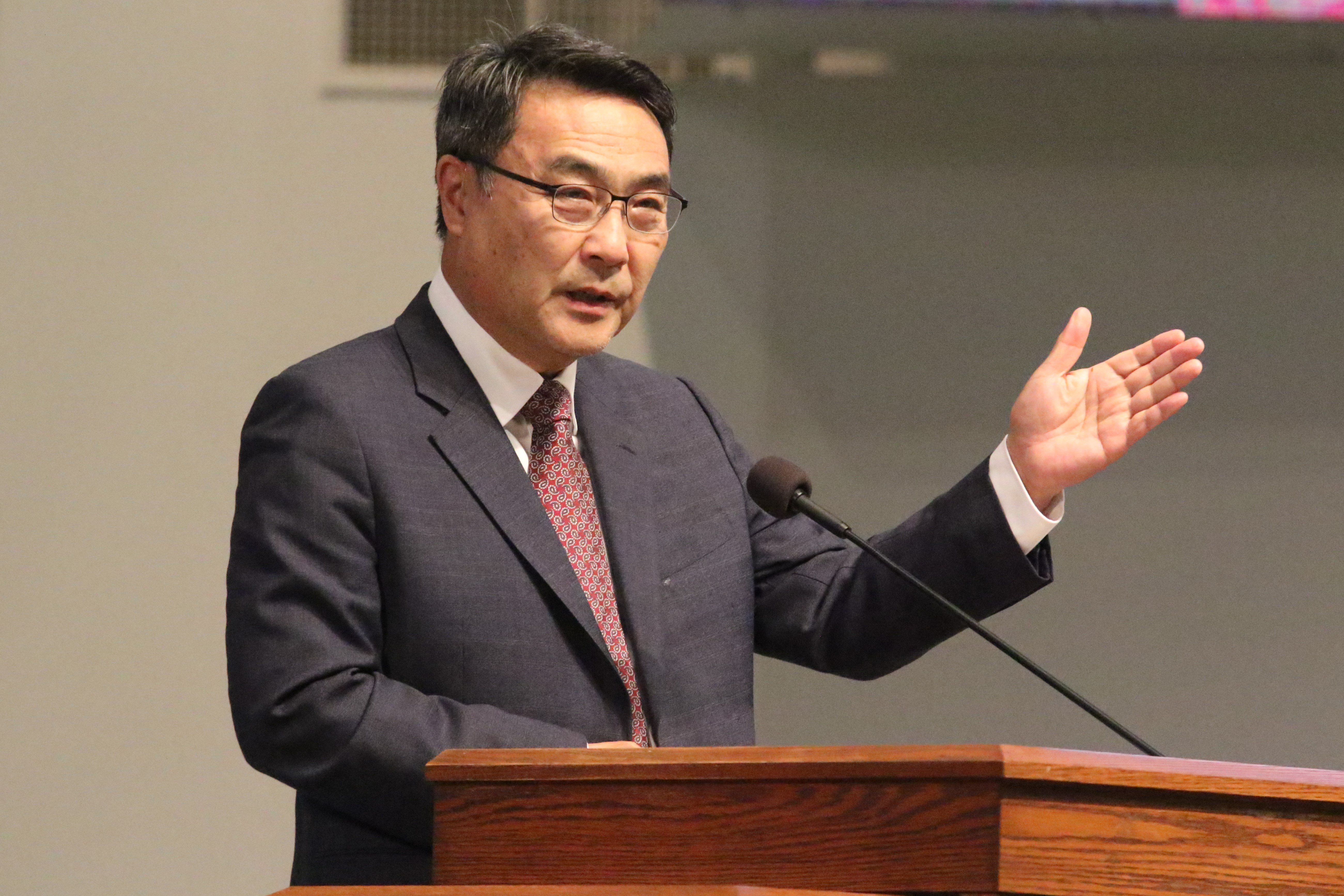 김정호 목사가 달라스 중앙 연합감리교회에서 열린 한교총 저녁 집회에서 “하나님이 하시고 아십니다”라는 제목으로 설교를 하고 있다. 사진, 김응선 목사, 연합감리교뉴스.