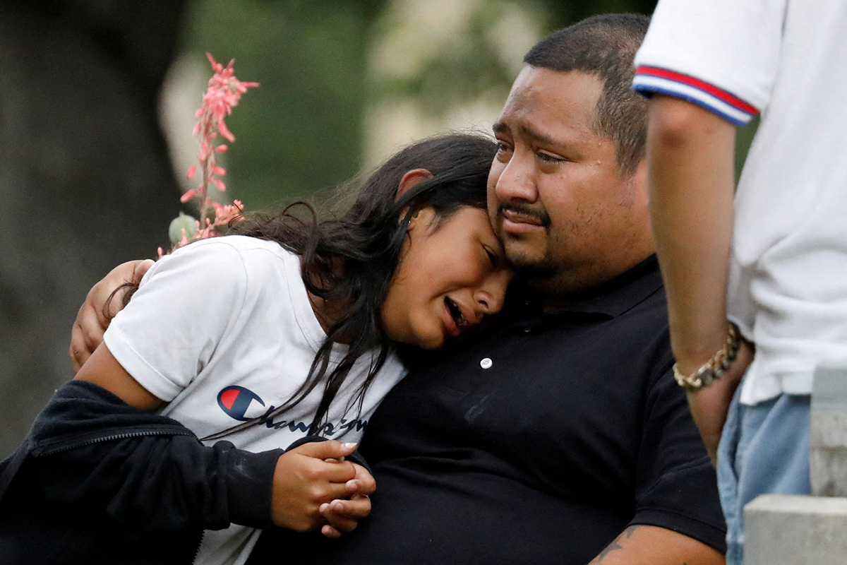 Pessoas reagem do lado de fora do Centro Cívico Willie de Leon em Uvalde, Texas, para onde estudantes foram transportados da Robb Elementary School após um tiroteio que deixou 19 crianças e dois professores mortos. Foto de Marco Bello, Reuters.