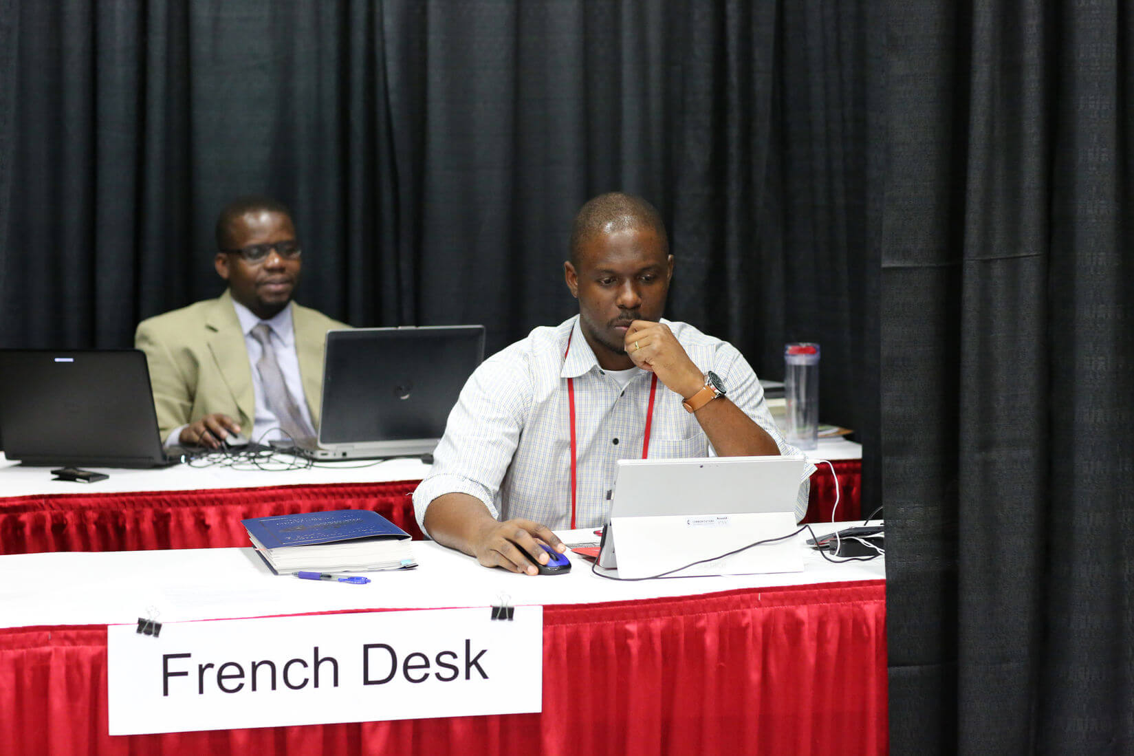 Isaac Broune (à gauche) et Joe Tueche Ndzulo coordonnent le Desk Francophone pendant la Conférence Générale 2016 de l’Eglise Méthodiste Unie à Portland (Oregon-Etats-Unis). L’actualité de la Conférence Générale a été transmise par message texte en quatre langues à près de 4000 bénéficiaires en Afrique. Photo by Kathleen Barry, UMNS