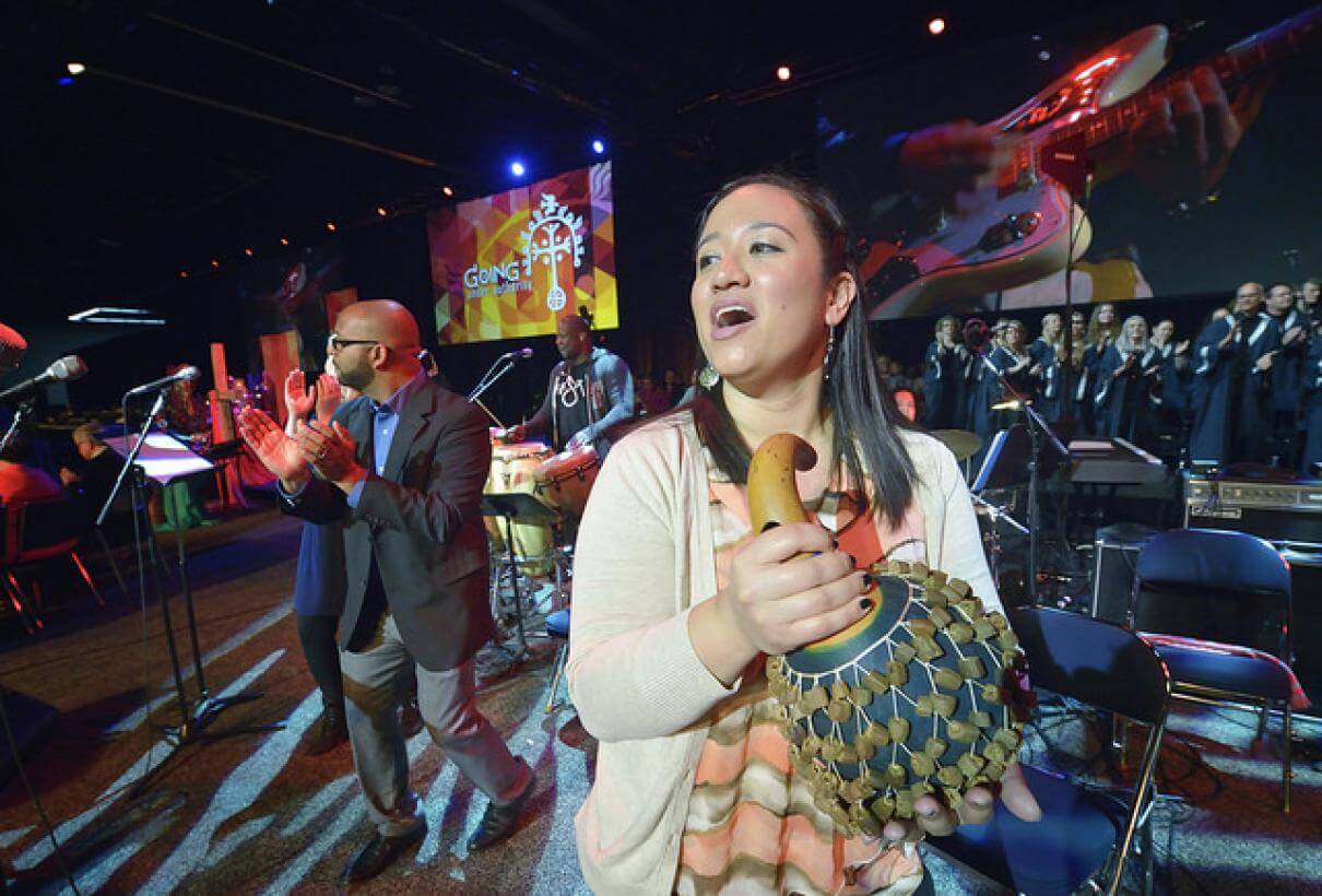 Des musiciens chantent pendant le culte matinal de la Conférence Générale 2016 de l’Eglise Méthodiste Unie à Portland (Oregon-Etats-Unis). Photo de Paul Jeffrey, UMNS