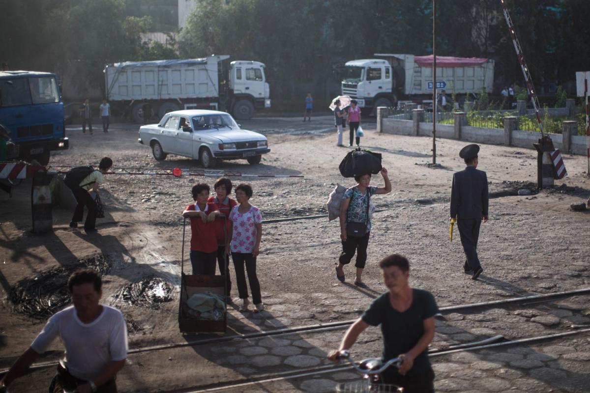 북한의 평양 근처 한 건널목을 북한 주민들이 건너가고 있다. 사진, 신 호키, 라이프 온 어스.  세계교회협의회 사이트에서 갈무리. 