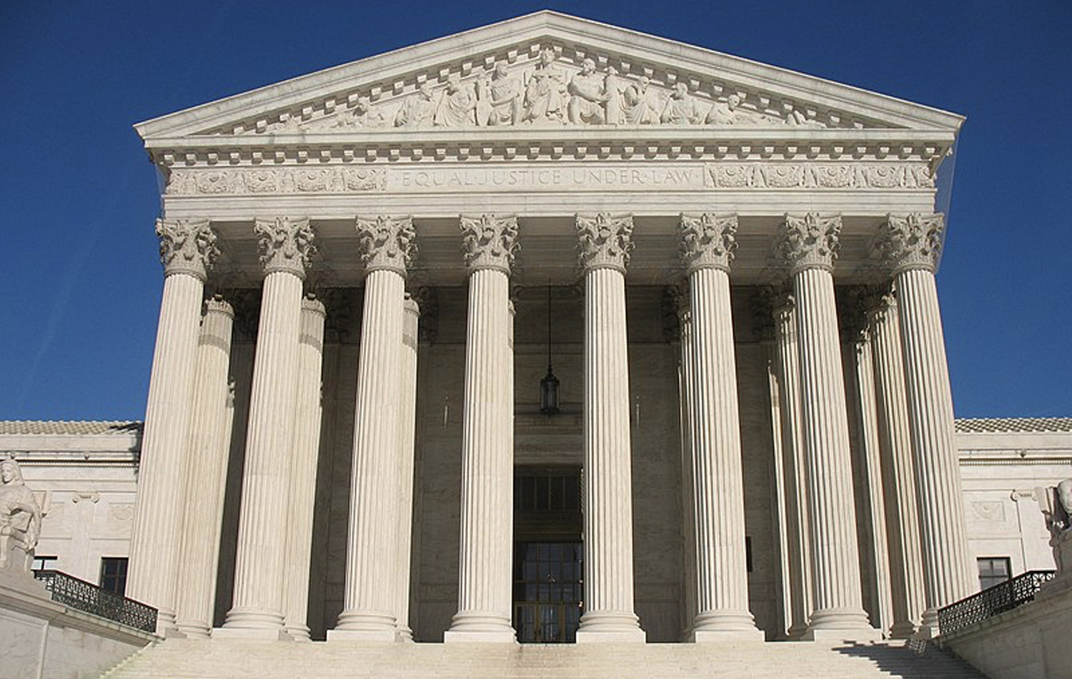 Para a organização de mulheres, a decisão do Tribunal levanta muitas incertezas e pode afetar não apenas o clima, mas a capacidade do governo de fazer cumprir as leis relacionadas à saúde pública, direitos dos trabalhadores, ar e água potável e muito mais. A decisão pode resultar na redução do financiamento para a transição nacional de energia limpa. Foto cortesia do Wikimedia Commons.